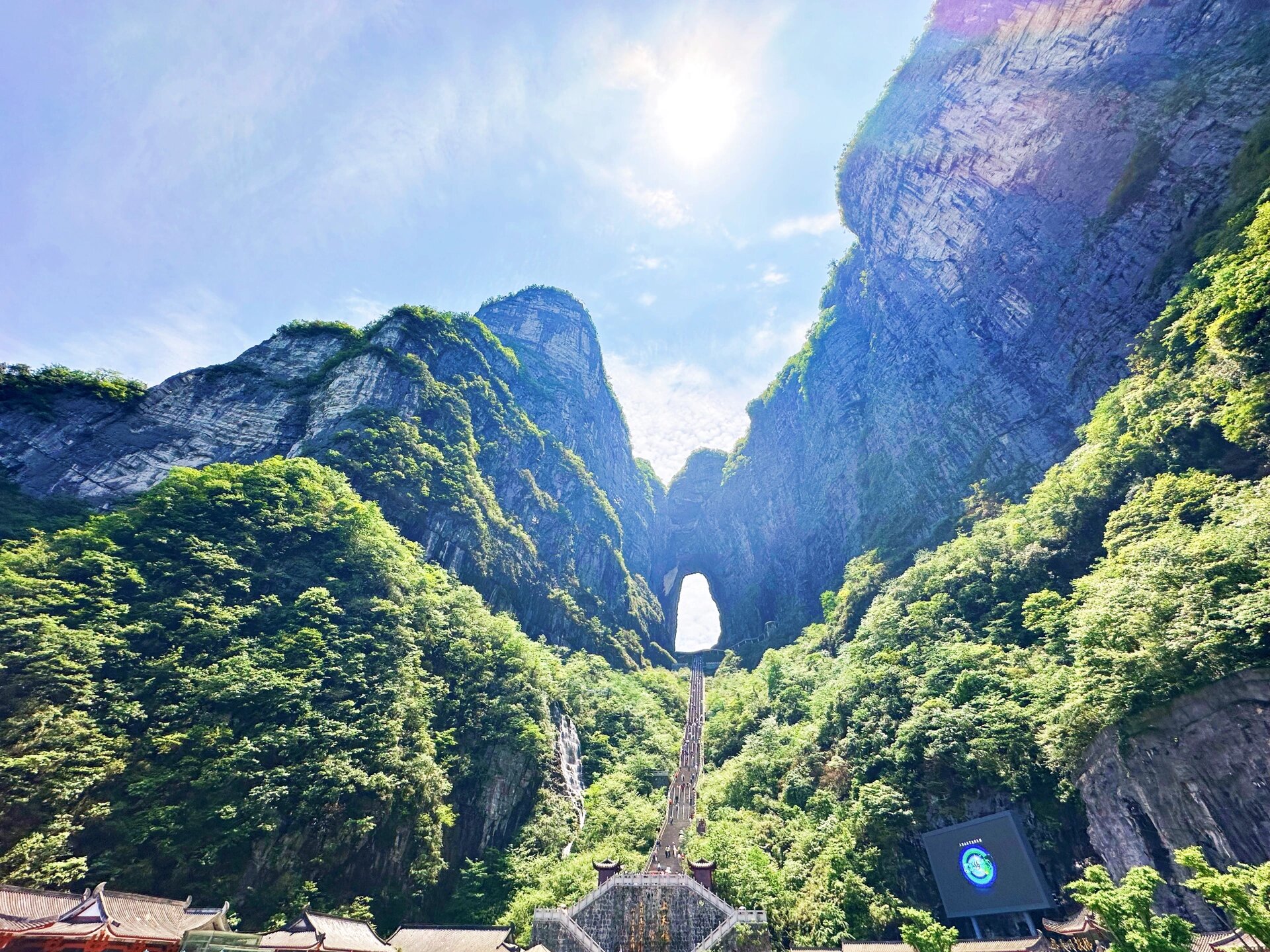 天門山國家森林公園
雲端漫遊:乘 7455 米世界最長索道穿雲而過,俯瞰 99 道彎通天大道如銀蛇盤踞。
天地對話:999 級天梯直通天門洞,雲霧穿洞而過時宛如仙境;懸崖玻璃棧道踏空臨淵,心跳與美景同頻。 天門山國家森林公園
雲端漫遊:乘 7455 米世界最長索道穿雲而過,俯瞰 99 道彎通天大道如銀蛇盤踞。
天地對話:999 級天梯直通天門洞,雲霧穿洞而過時宛如仙境;懸崖玻璃棧道踏空臨淵,心跳與美景同頻。