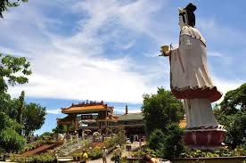 亞庇的普陀寺是一座寧靜的華人佛教寺廟，以其祥和的氛圍、典雅的建築和精心設計的園林而聞名。它是城市中一處適合沉思、祈禱和欣賞傳統佛教文化的靜謐之地。