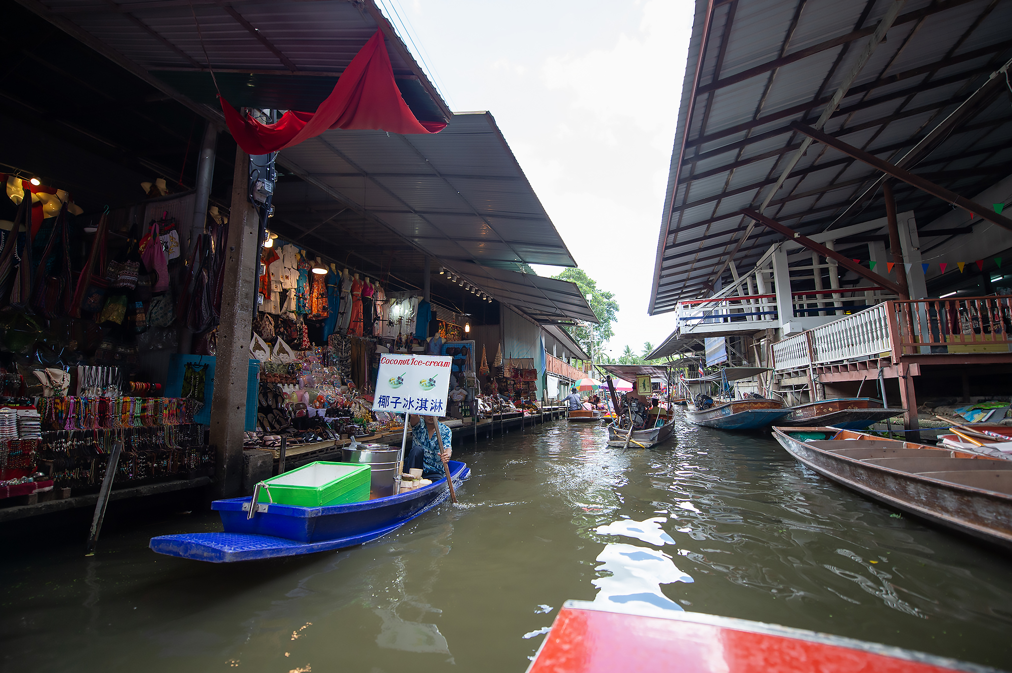 欣賞小販們在長尾船上售賣商品的獨特景象 欣賞小販們在長尾船上售賣商品的獨特景象