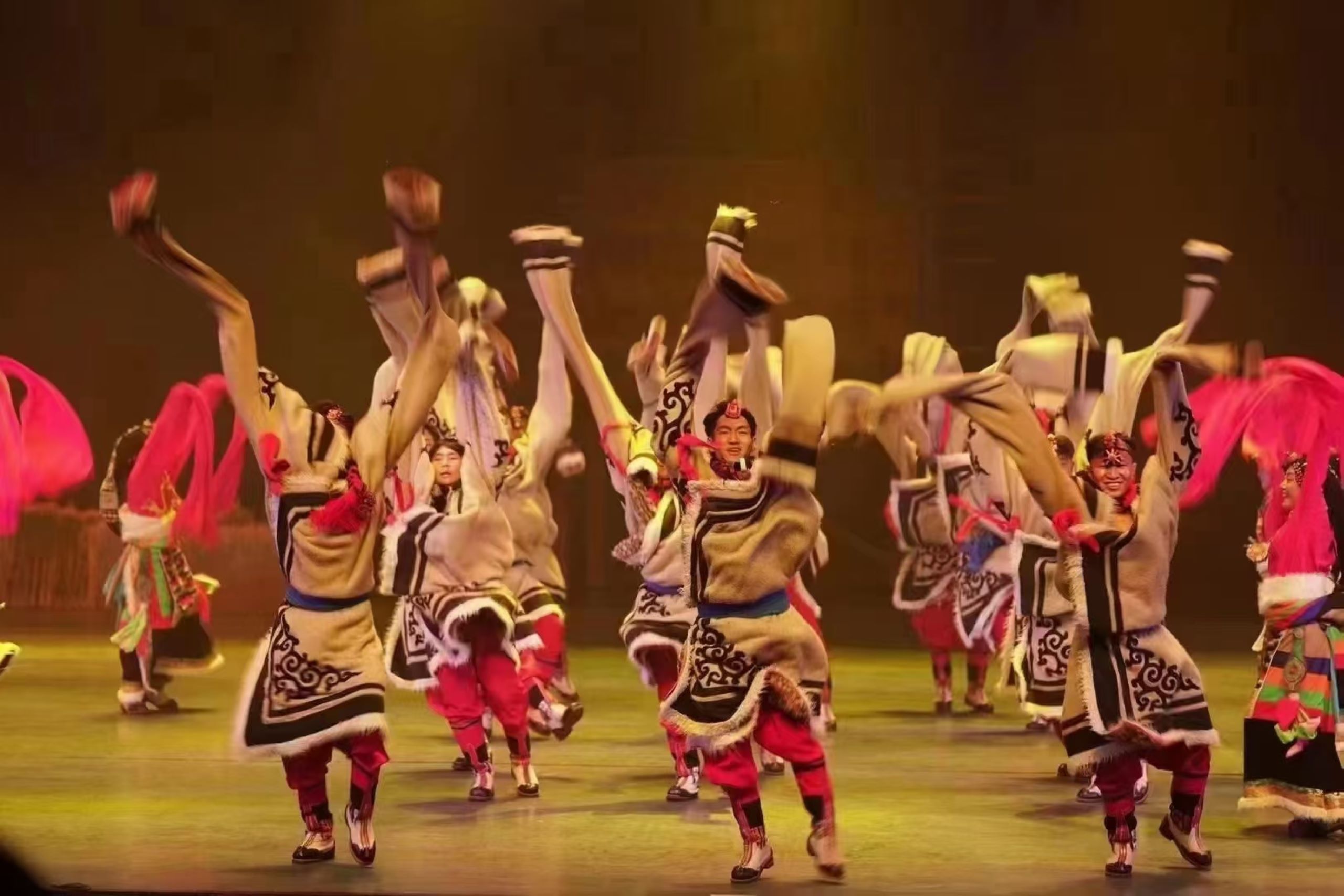 特別值得一提的是，那些來自鄉間地頭的藏族男人，手上彈奏著六絃琴，嘴裡唱著歌，而腳上又要跳踢踏舞，這種獨特的表演方式堪稱藏族人的絕技