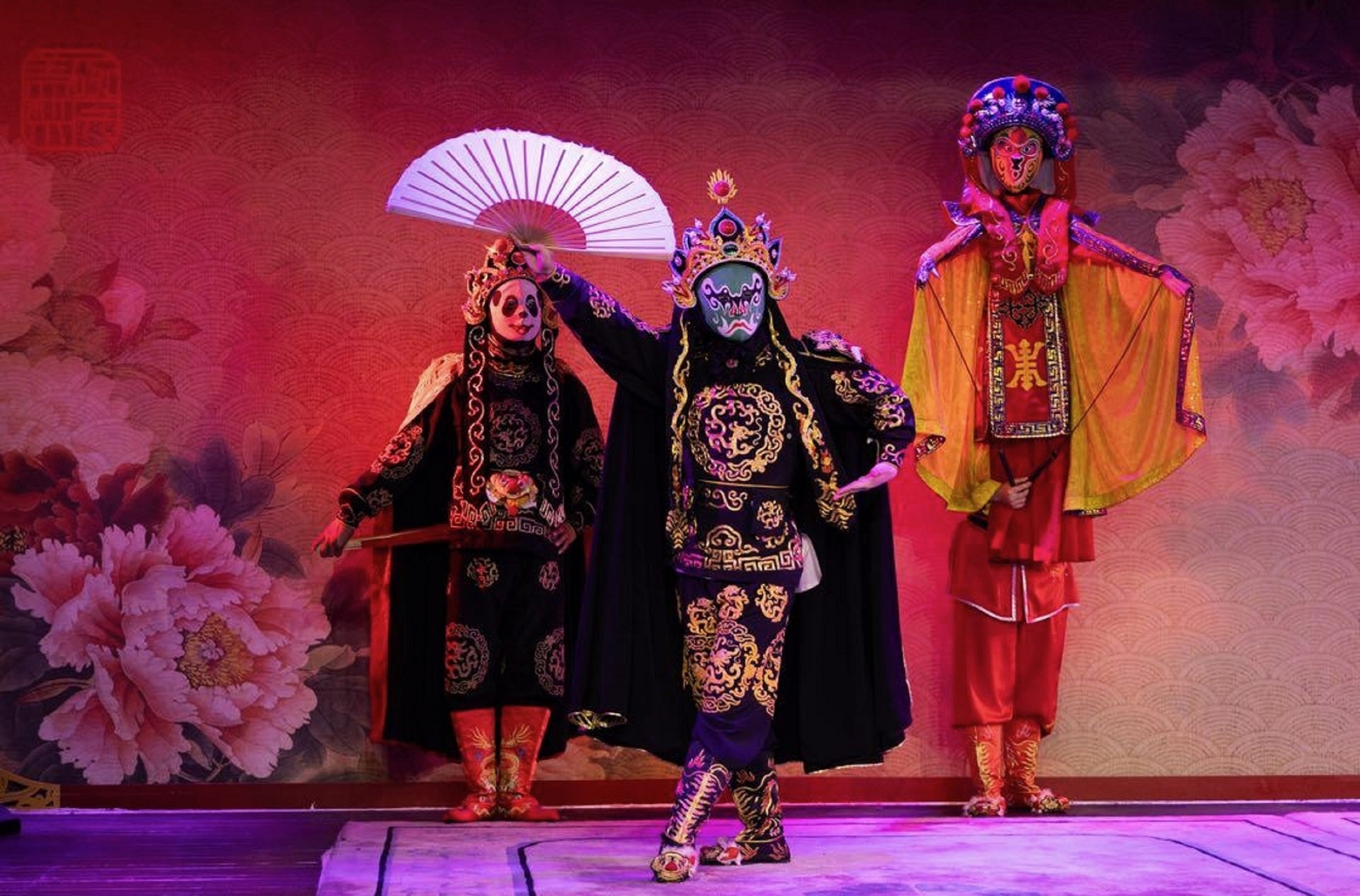 Chengdu Tianfu Square "Gaiwaner Liyuan" face-changing fire-breathing intangible cultural heritage Sichuan opera performance