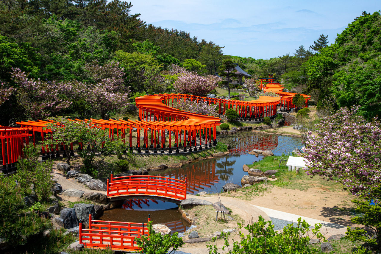 高山稻荷神社（plan2）
高山稻荷神社位於津輕市，是青森地區極具代表性的稻荷神社之一。神社境內排列著成排硃紅色鳥居，沿著山坡蜿蜒而上，景觀壯觀而神秘。