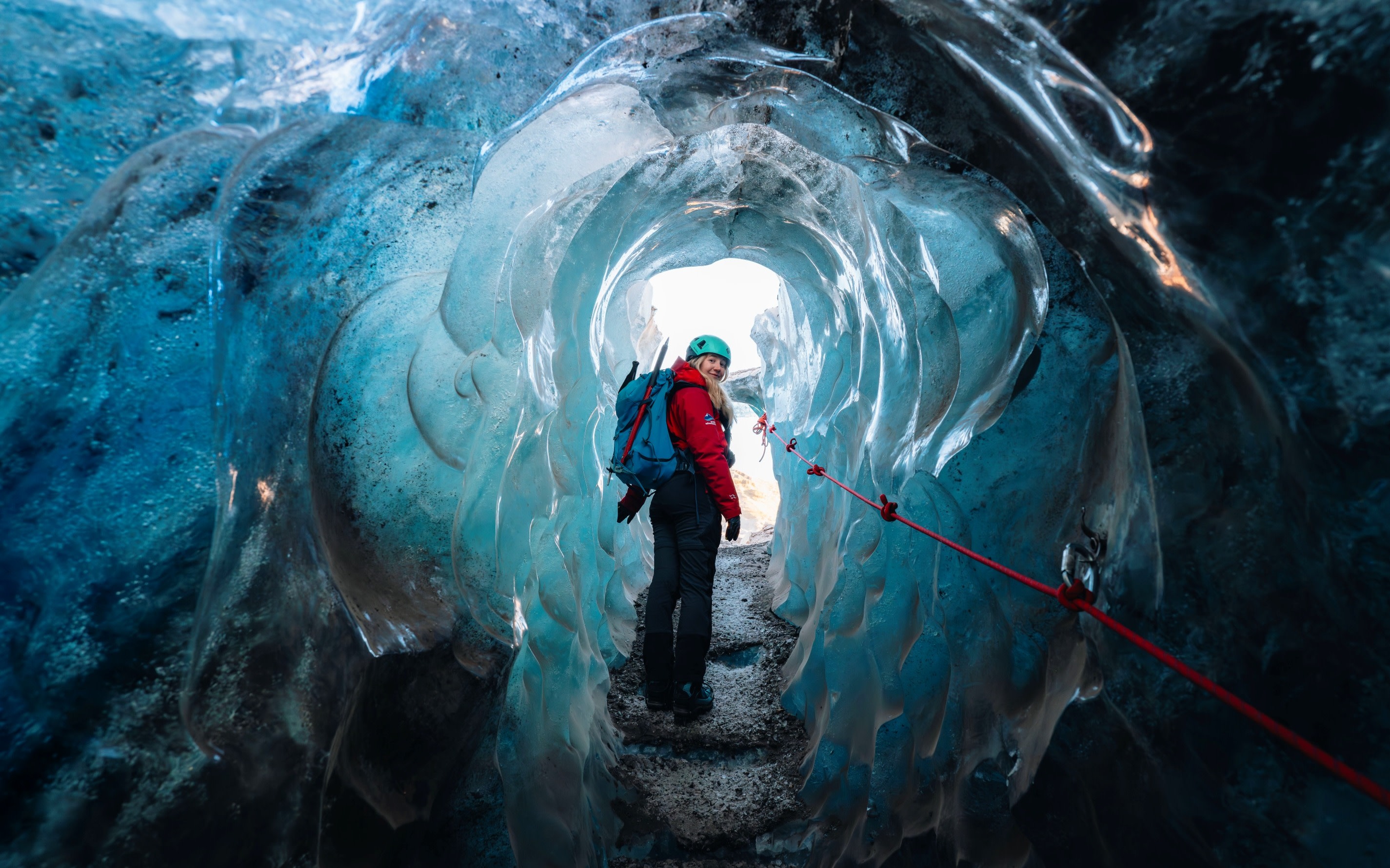 Blue Ice Cave and Vatnajokull Glacier Hiking Tour from Skaftafell