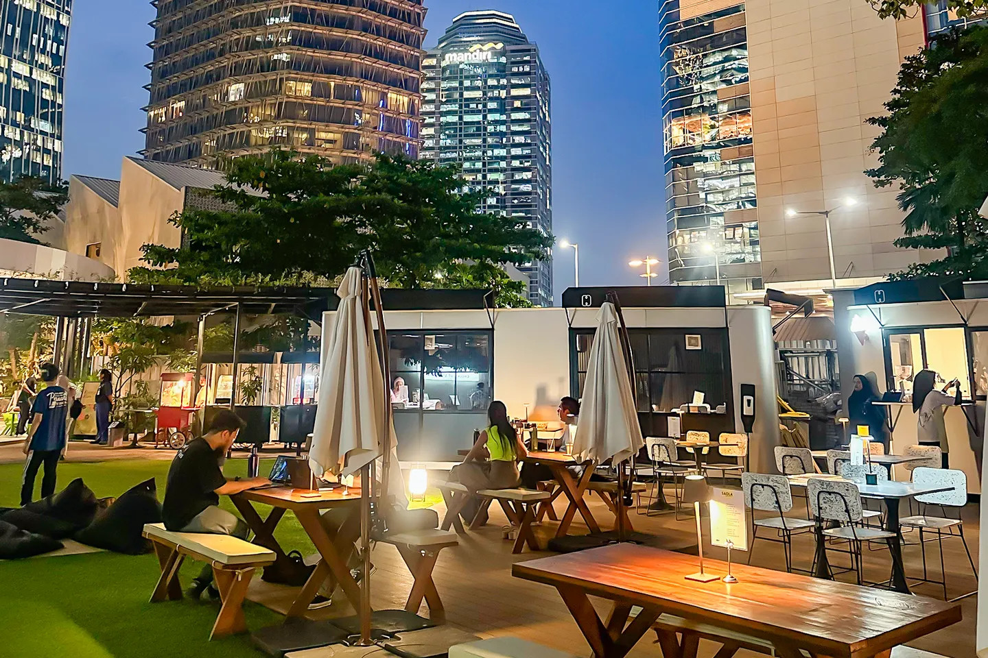 在棲息地公園享受夜晚氛圍，感受舒適燈光與充滿活力的城市景觀