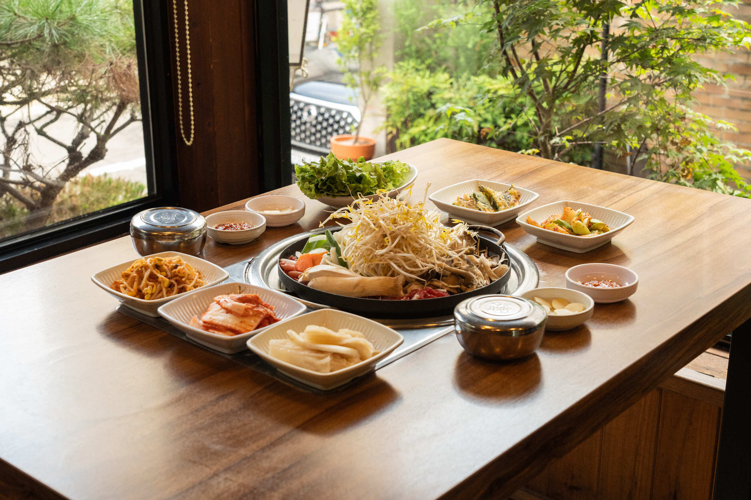 It's the side dishes (banchan), filled with the chef's personal touch, that complete the flavor of the Hanwoo beef. Discover the culture of the Korean table setting, imbued with 'Jeong' (情, a deep sense of affection), alongside a variety of colorful, seas