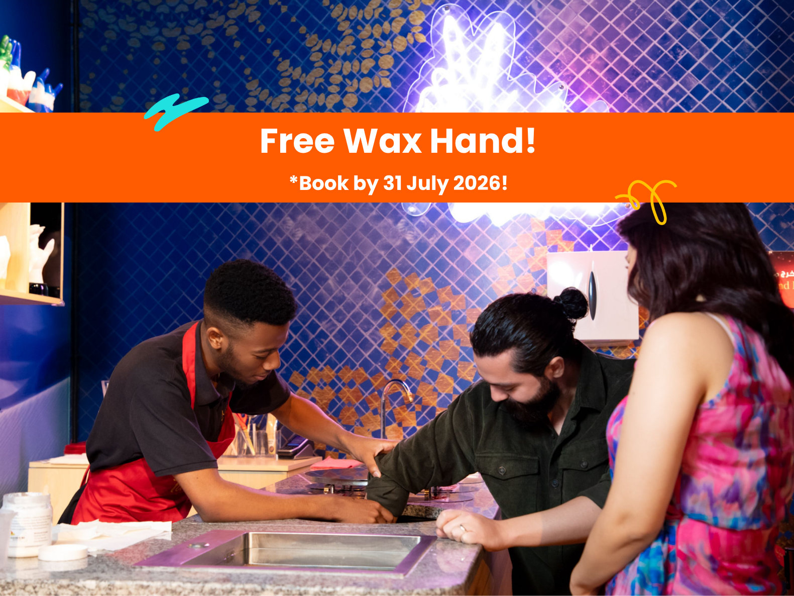 將手浸入蠟池中，製作一個難忘的蠟手雕塑！