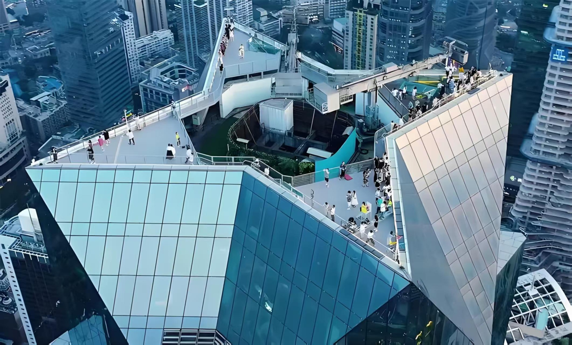 重慶 WFC 觀景臺,590 米高空,俯瞰立體都市,解鎖雲端觀景新體驗 重慶 WFC 觀景臺,590 米高空,俯瞰立體都市,解鎖雲端觀景新體驗