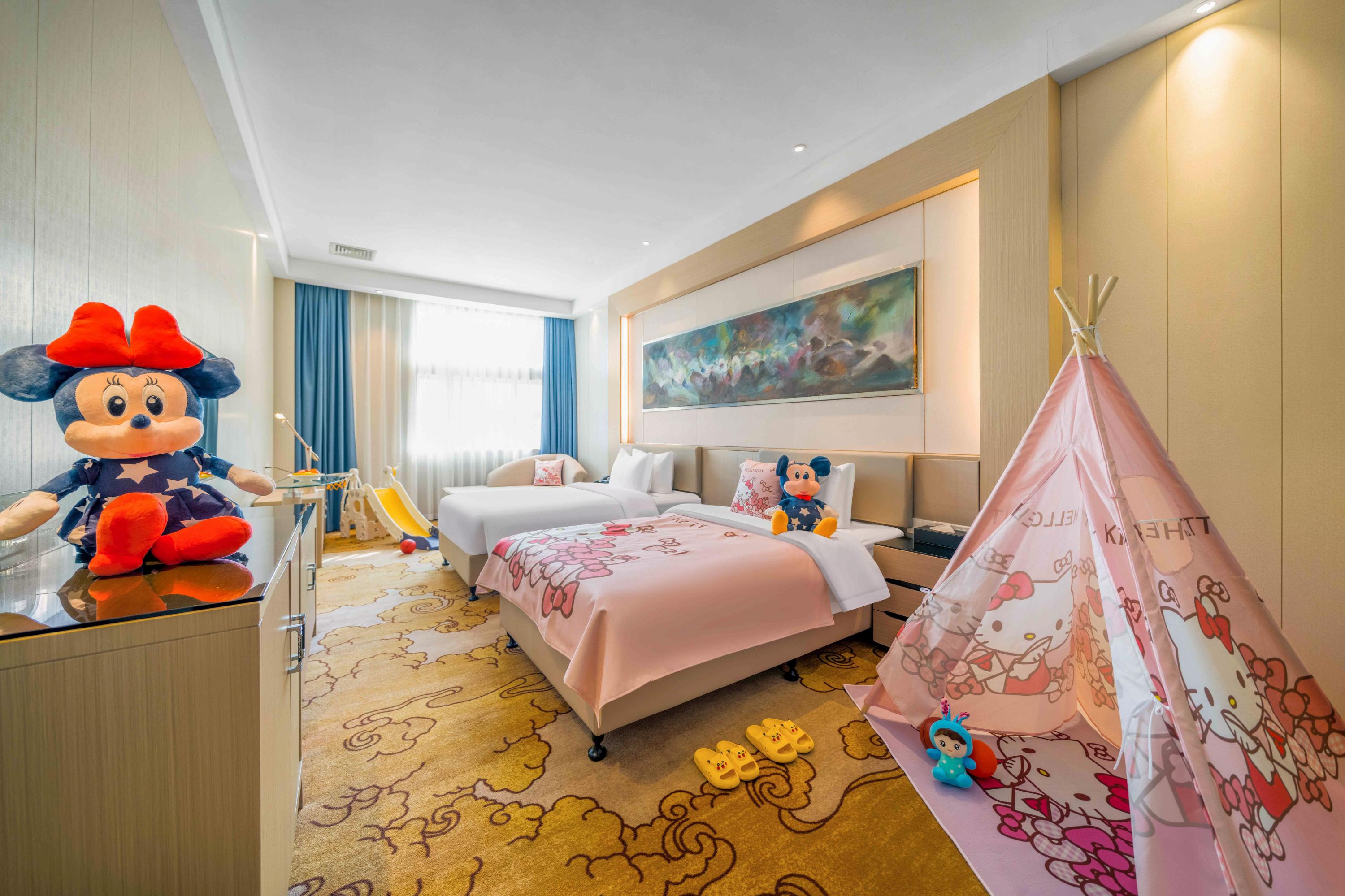 Reference image of a luxury family room for three (subject to actual arrangement).