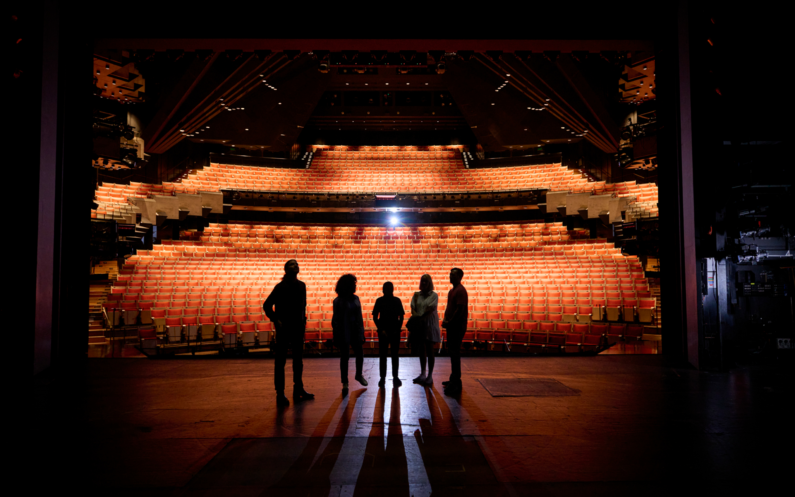 跟隨專業導遊的腳步,深入探索澳洲最著名的表演藝術殿堂——雪梨歌劇院,一窺其不為人知的幕後故事。 跟隨專業導遊的腳步,深入探索澳洲最著名的表演藝術殿堂——雪梨歌劇院,一窺其不為人知的幕後故事。