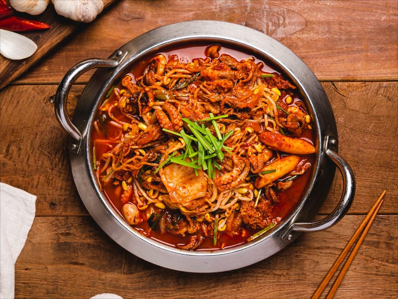 鐵板炒章魚新沙店 (Chadolbakkin Jjukkumi Seolleung Branch)