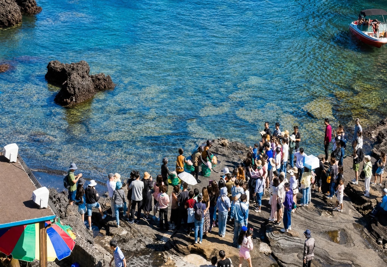 無需費力攀登，也能輕鬆感受濟州城山日出峰的魅力。在山腳下欣賞標誌性的火山口，觀看傳統海女表演，並在濟州最美的景點之一捕捉令人驚嘆的海岸風光。