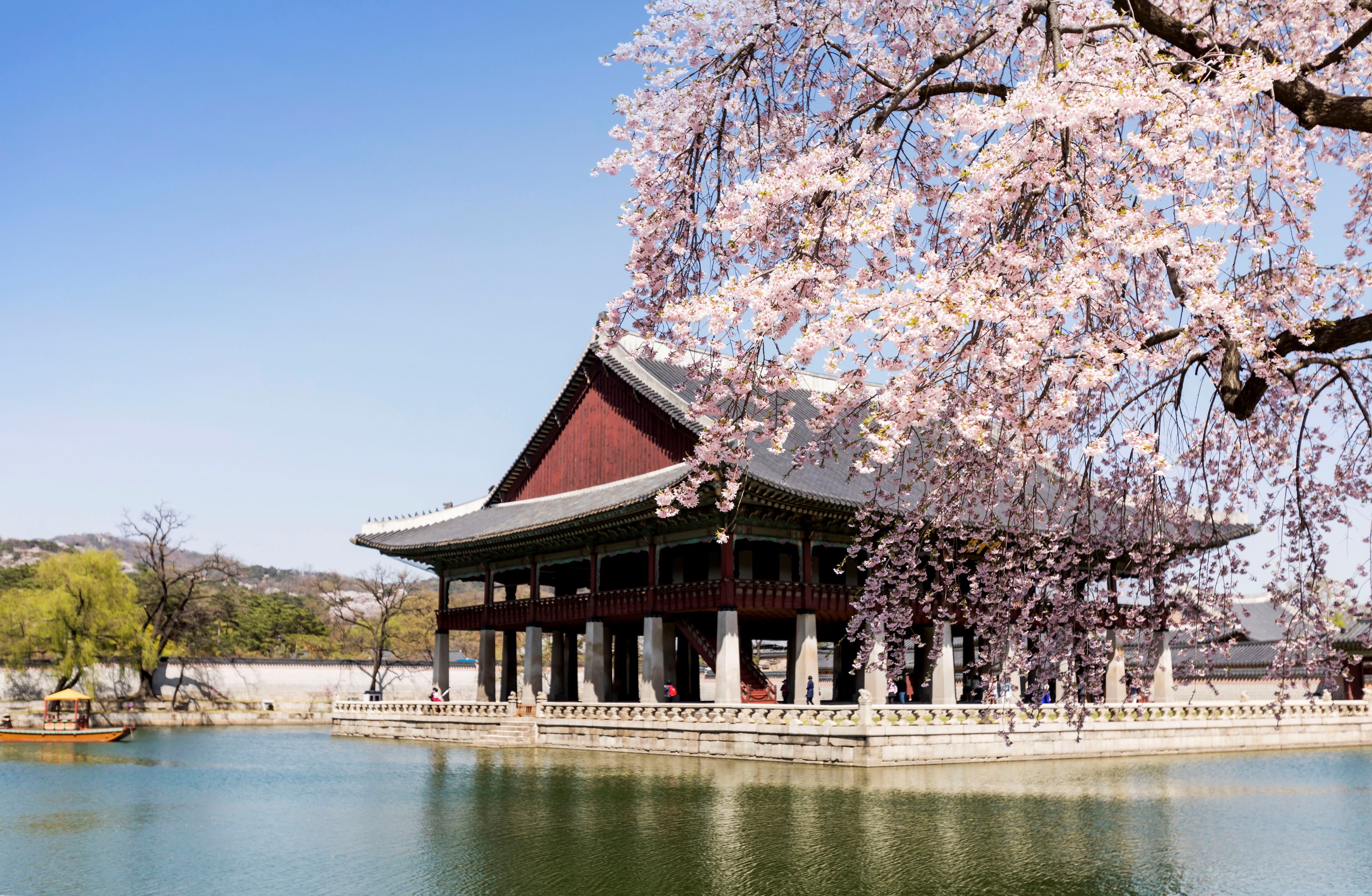 慶會樓是景福宮內最美麗、最具代表性的建築之一。朝鮮王朝的君主曾在此舉辦重要宴會、迎接外賓,以及舉行國家慶典。 慶會樓是景福宮內最美麗、最具代表性的建築之一。朝鮮王朝的君主曾在此舉辦重要宴會、迎接外賓,以及舉行國家慶典。