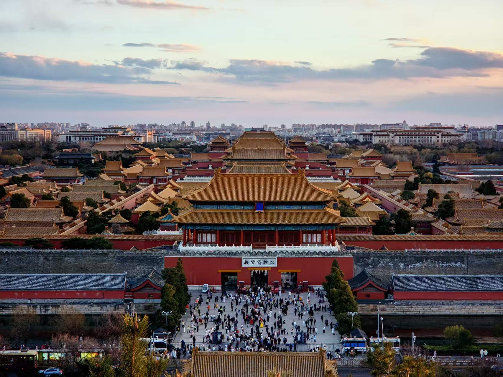 Afterwards, we arrived at Jingshan Park. Enter the park from the east gate and climb up the mountain trail. Along the way, there are green trees and lush flowers and plants, as if you are in a green ocean. On the way, you can also enjoy the simple and ele