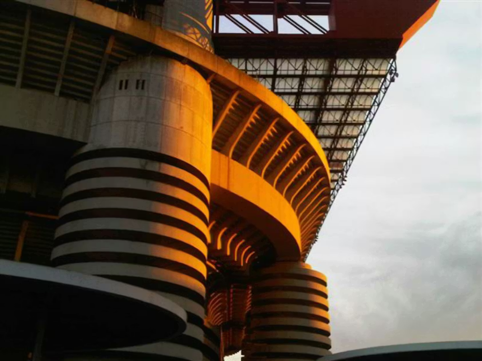 在聖西羅體育場近距離感受米蘭的足球歷史。 在聖西羅體育場近距離感受米蘭的足球歷史。