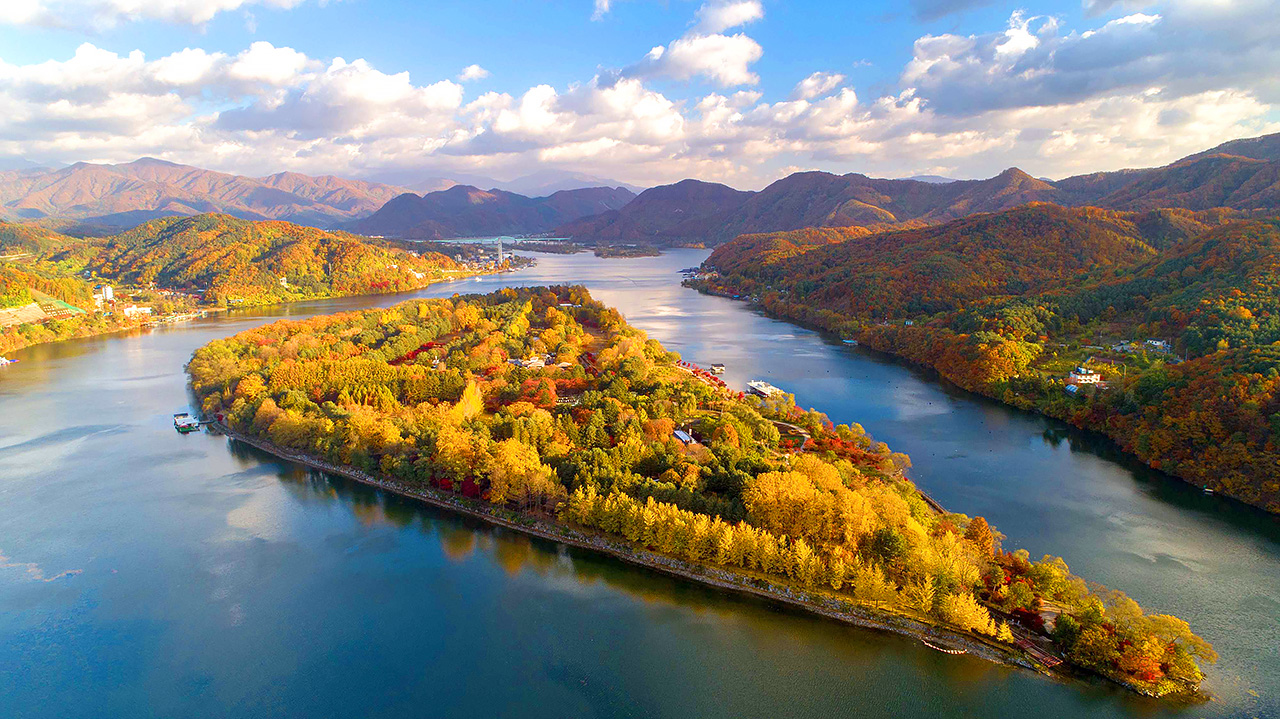 以其美麗的林蔭小徑和季節性魅力而聞名。這座半月形島嶼真是太神奇了 🔮🪄