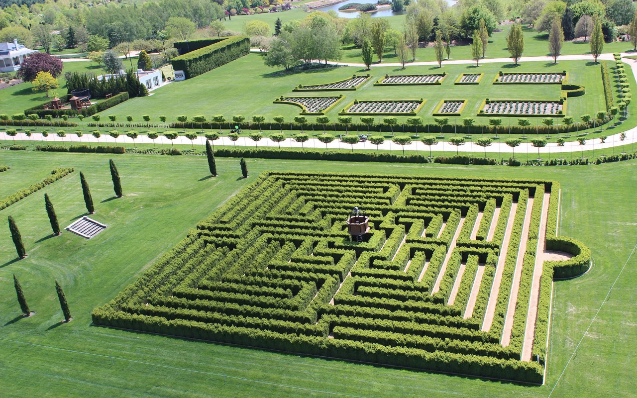 探索迷人的迷宮，沉浸在秋日大自然絢麗的色彩之中。