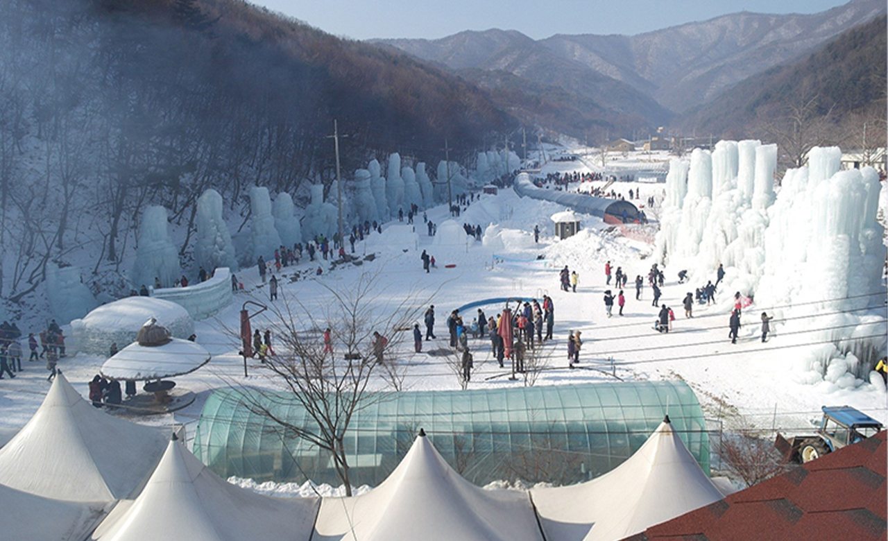 適合兒童和成人的趣味雪地活動。