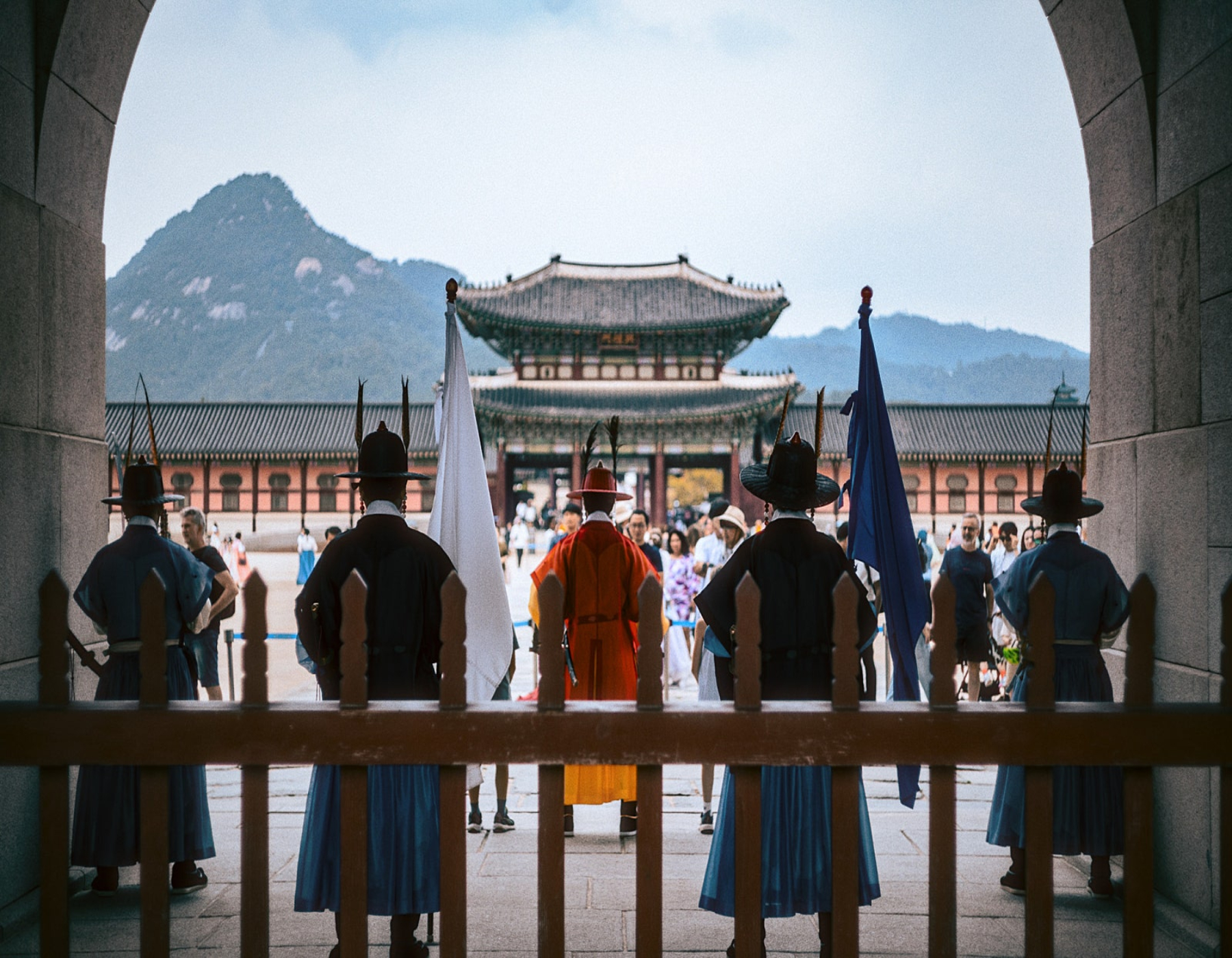 ⚔️ A grand start to our tour! Witness the majestic Royal Guard Changing Ceremony, a symbol of Joseon's royal dignity.