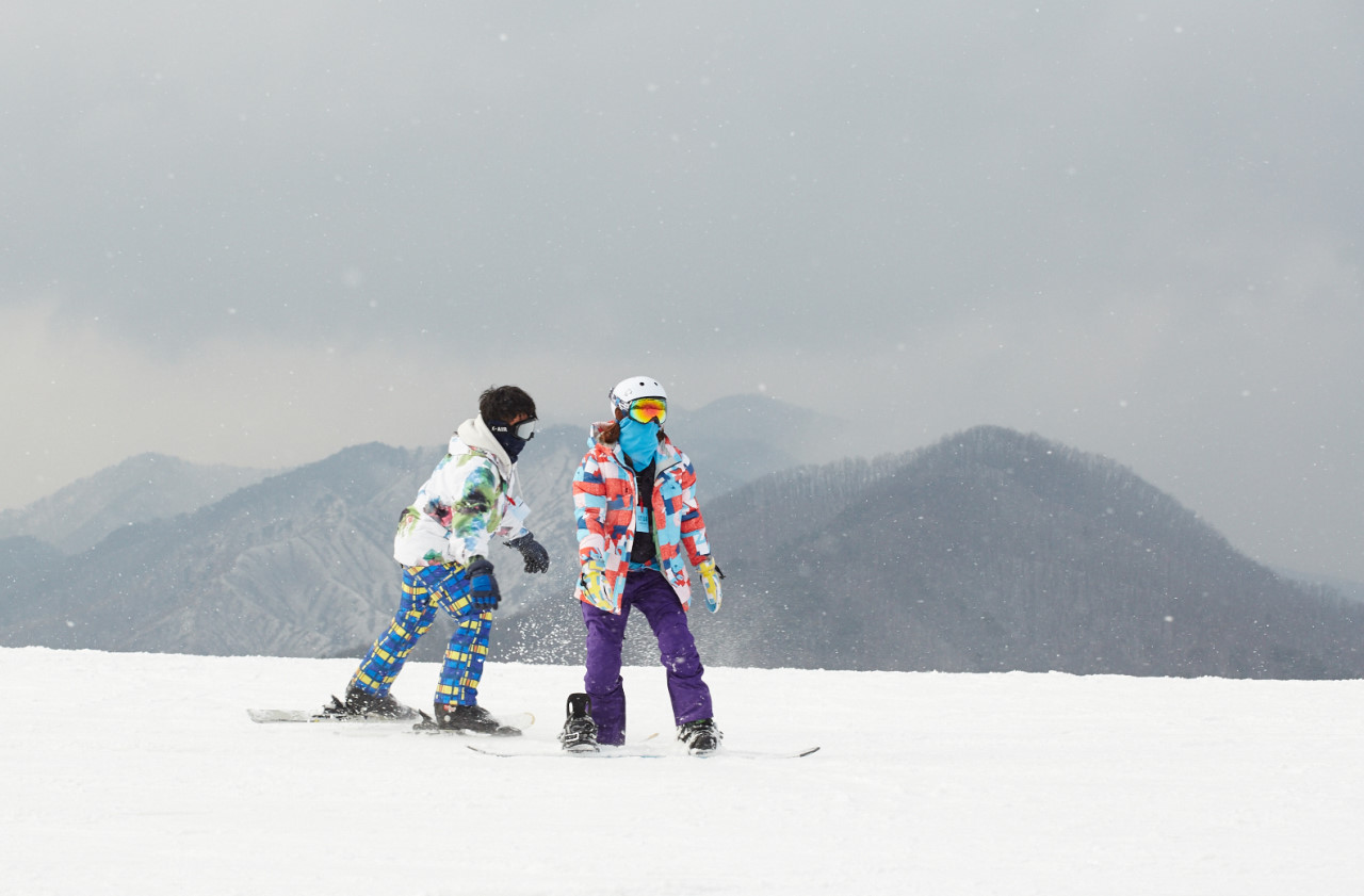 孩子們在風景如畫的雪景中一起滑雪 孩子們在風景如畫的雪景中一起滑雪