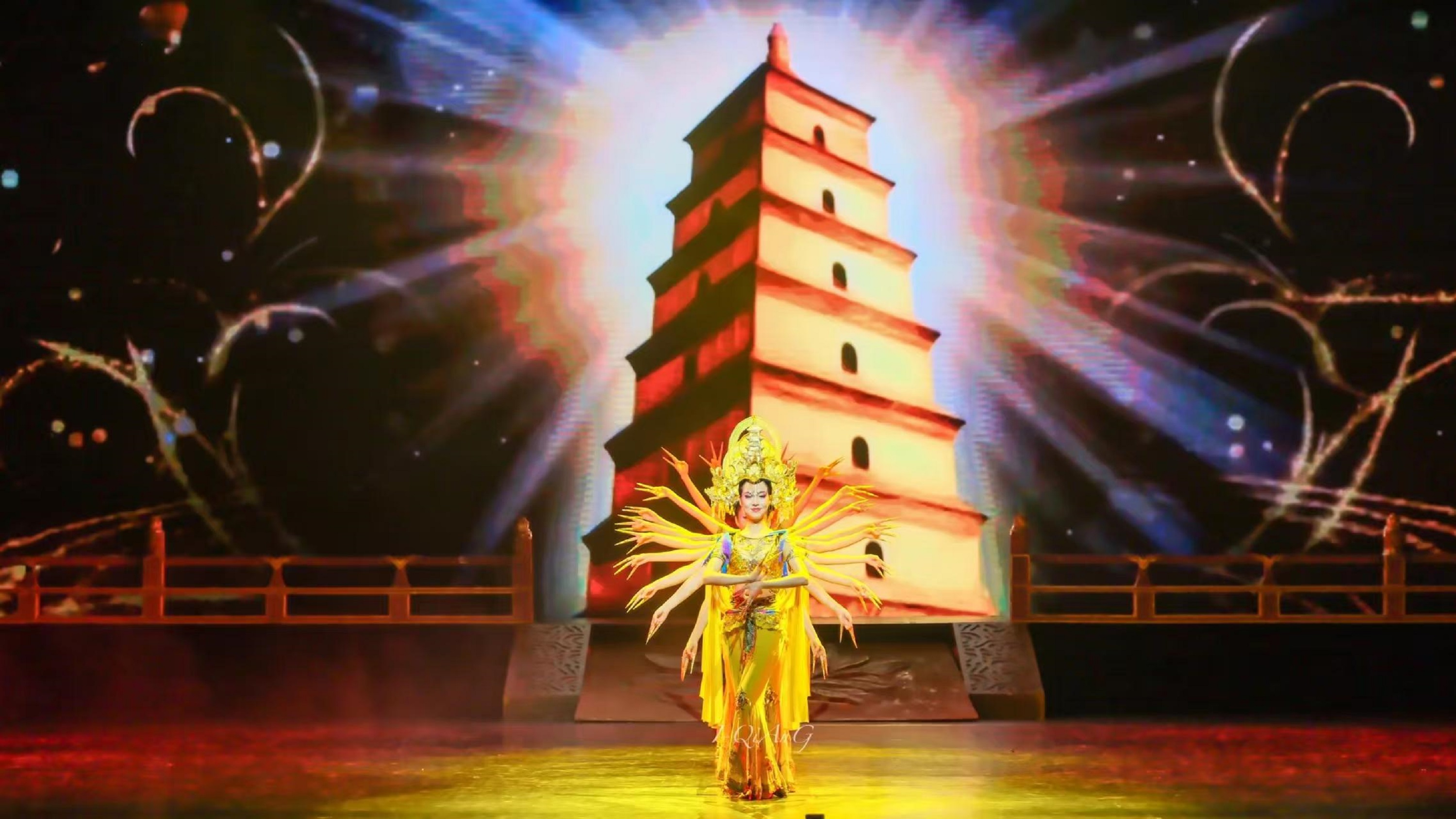 《雁塔佛光》舞蹈表現盛唐時期,古老長安的雁塔、佛光普照,給當時的人們帶來了宏大智慧和吉祥,國泰民安,萬代永昌 《雁塔佛光》舞蹈表現盛唐時期,古老長安的雁塔、佛光普照,給當時的人們帶來了宏大智慧和吉祥,國泰民安,萬代永昌