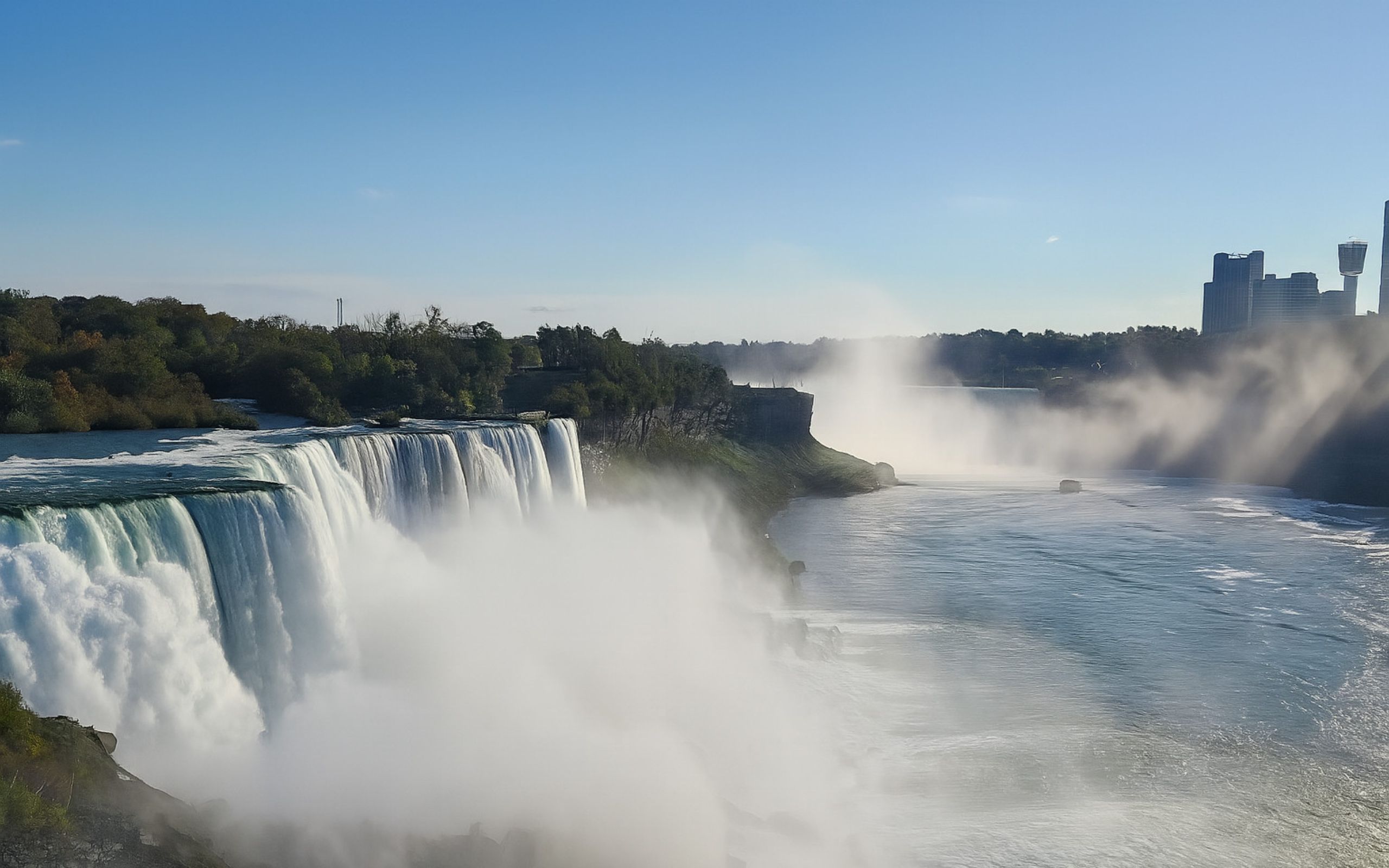 探索尼加拉瀑布的壯麗全景，看水霧升騰，陽光灑落，創造出如夢似幻的彩虹奇觀。