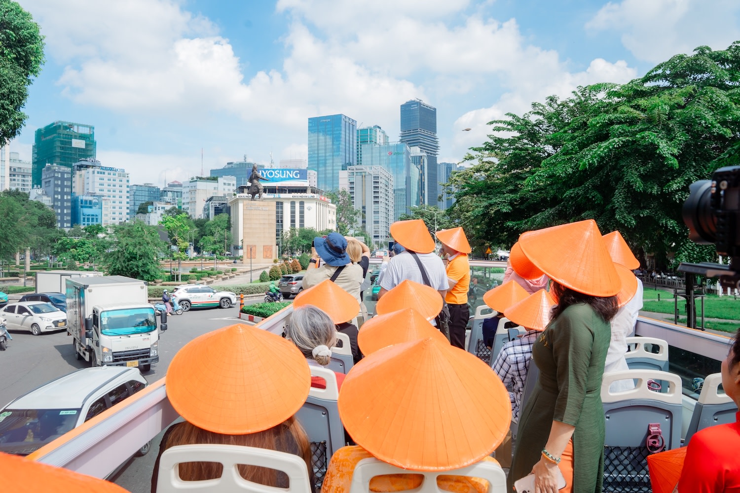 連接古老文化遺址與現代胡志明市高樓的唯一路線 連接古老文化遺址與現代胡志明市高樓的唯一路線
