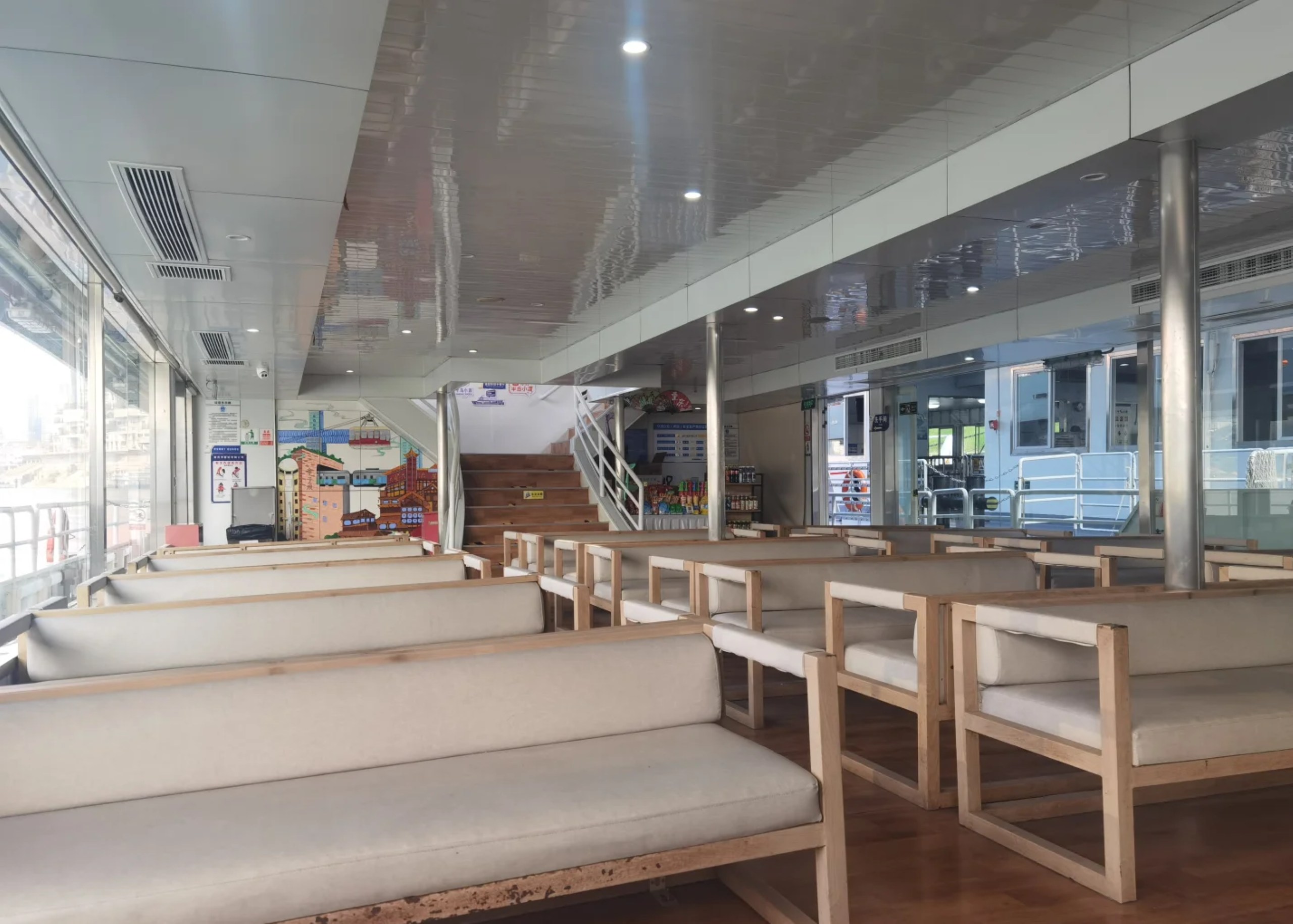 “現代簡約 + 山城元素” 為設計風格,牆面繪有長江索道、湖廣會館等景點牆繪,沙發軟座以航線標誌性的 “時光藍” 為主色調,搭配淺灰色靠墊,坐感柔軟且支撐性強 “現代簡約 + 山城元素” 為設計風格,牆面繪有長江索道、湖廣會館等景點牆繪,沙發軟座以航線標誌性的 “時光藍” 為主色調,搭配淺灰色靠墊,坐感柔軟且支撐性強