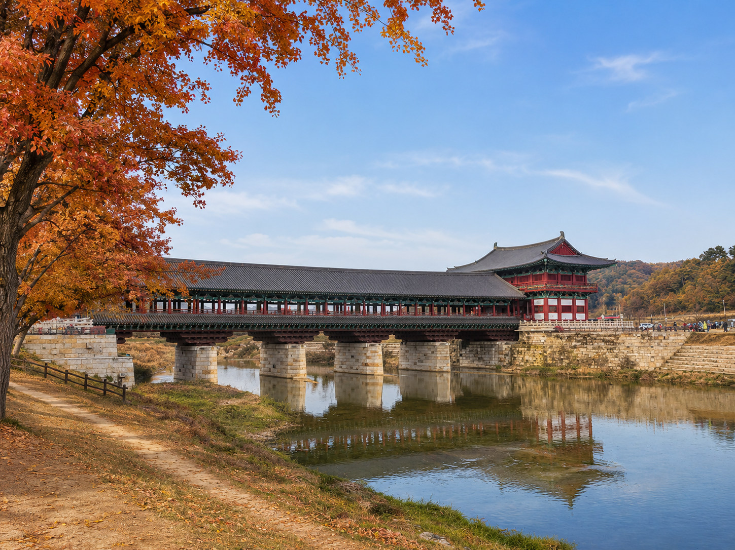 月精橋：踏上韓國最宏偉的修復木橋之一——月精橋，優雅的橋身倒映在寧靜的河流中，構成一幅永恆而完美的畫卷。