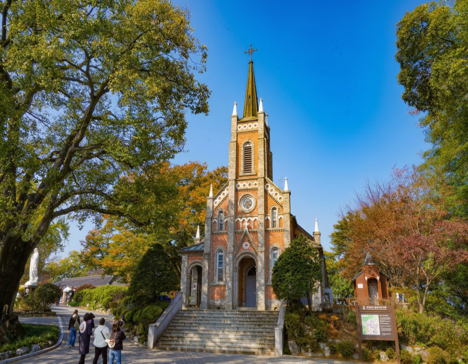 歡迎來到標誌性的 Gongseri 教堂，這裡可是著名的韓劇拍攝地！在湛藍的天空下，宏偉的哥德式大教堂正等著您。不如我們一起拾級而上，探索那座秘密花園吧？