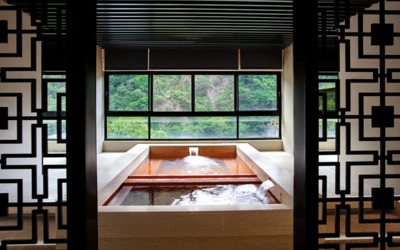 Wulai Mountain Forest Hot Spring Day Trip: Waterfall Cable Car & Wulai Old Street & Yun Hsien Paradise (Including 4-Star Hot Spring Experience)