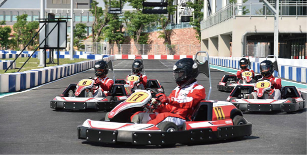 化身賽車手，衝進8字型立體隧道