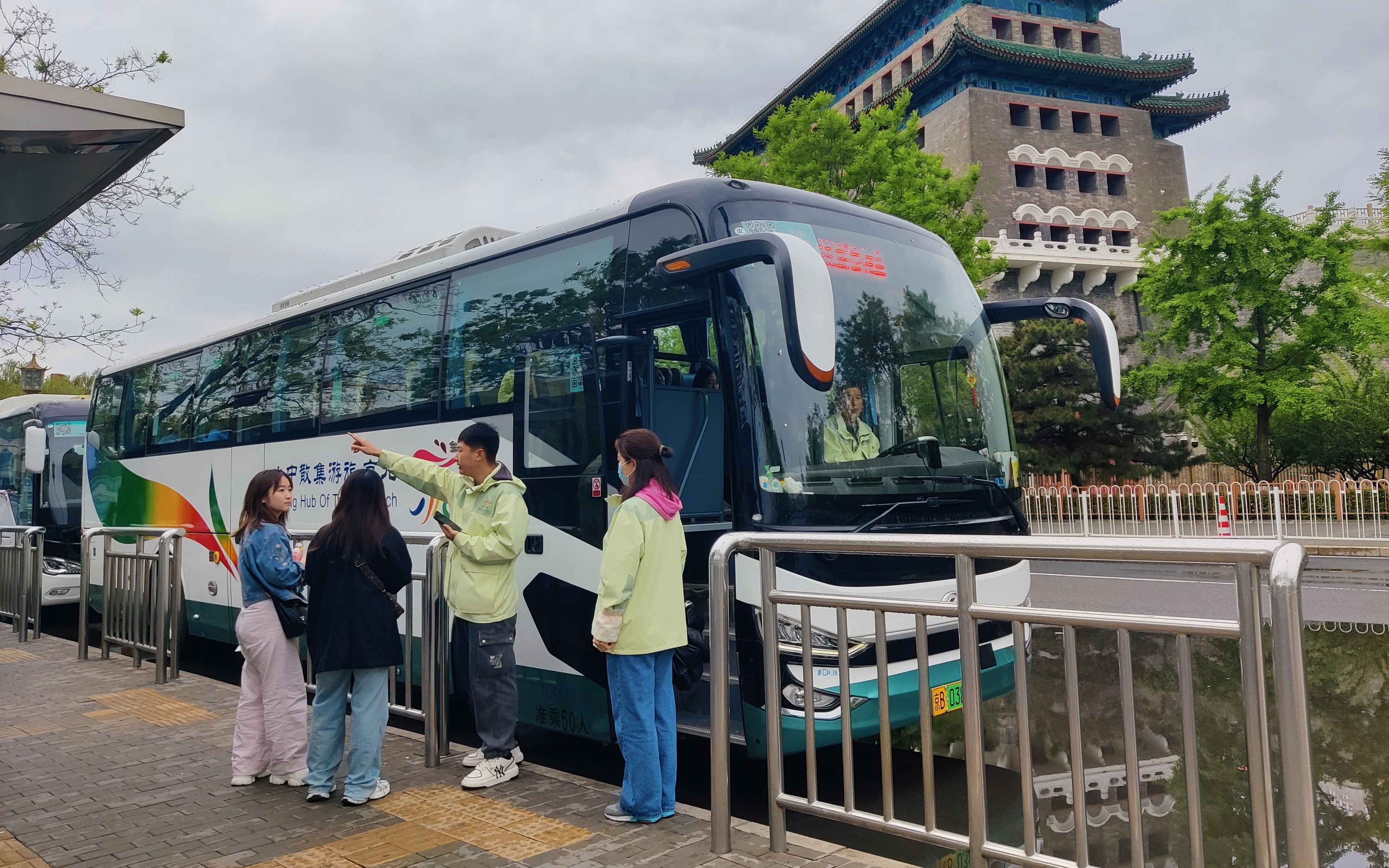 Mutianyu Great Wall + Chang'an Avenue Night View Sightseeing Bus