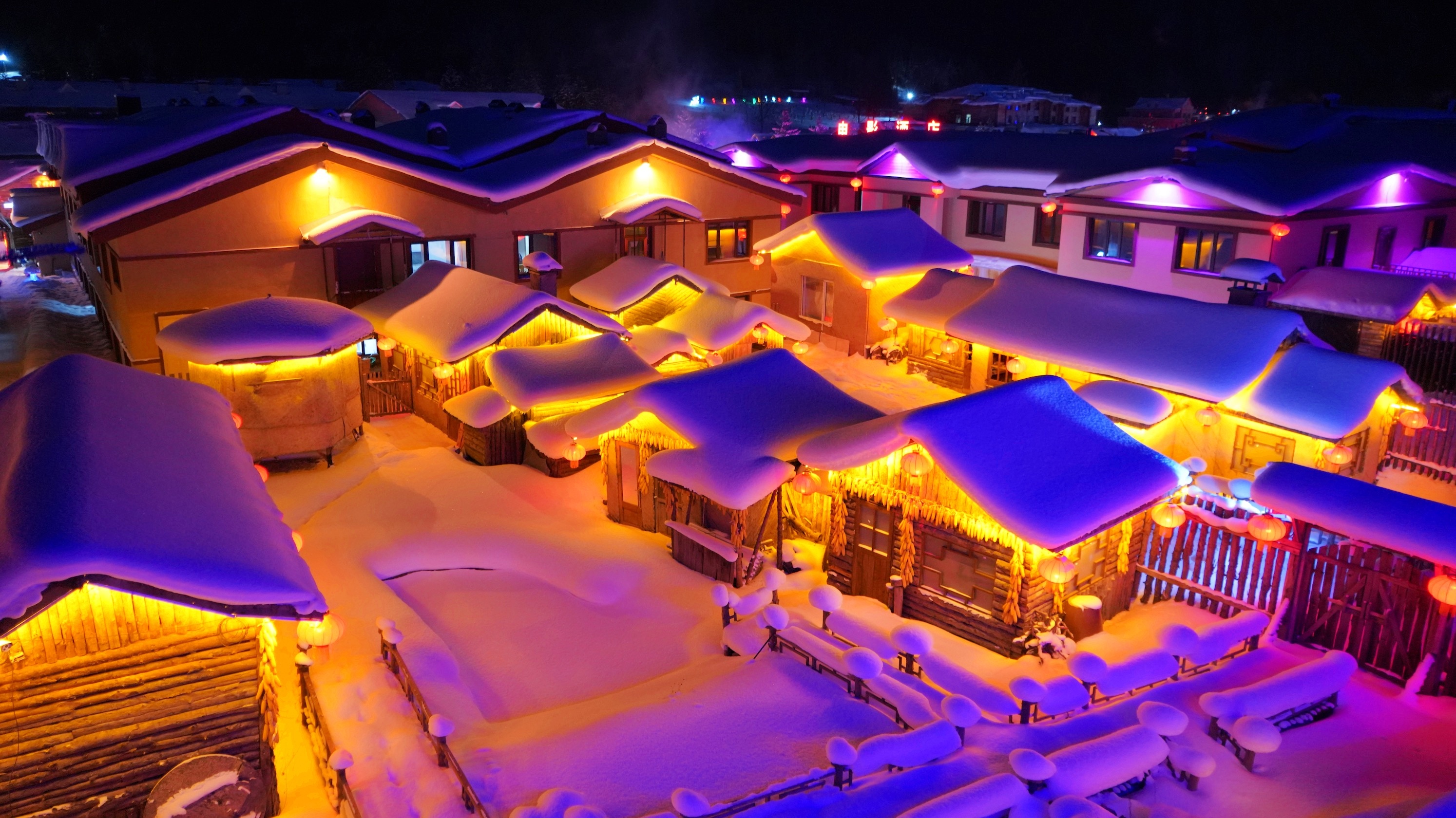 夜幕降臨的雪鄉更具韻味,千盞紅燈籠同時點亮,將潔白雪街染成溫暖的紅色。秧歌扭起來,花車遊起來,冬日的熱鬧與菸火氣在此刻拉滿。 夜幕降臨的雪鄉更具韻味,千盞紅燈籠同時點亮,將潔白雪街染成溫暖的紅色。秧歌扭起來,花車遊起來,冬日的熱鬧與菸火氣在此刻拉滿。