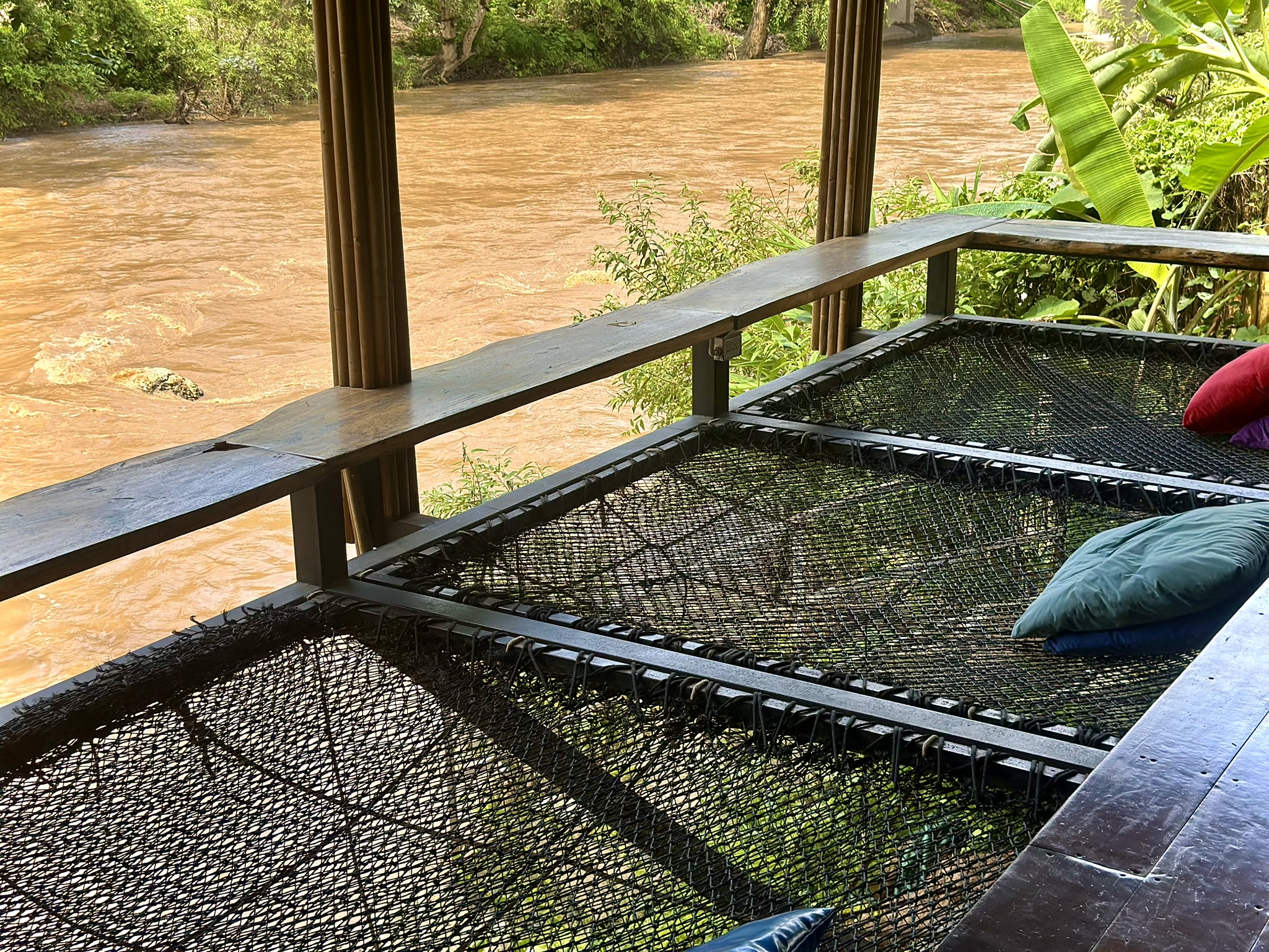 在隱秘的風景河畔咖啡館放慢腳步。享用免費飲品/蛋糕，欣賞湄登河（Mae Taeng River）的全景——這是放鬆身心和拍照留念的完美時刻。