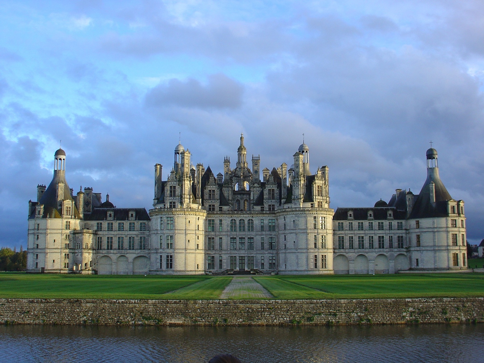 Wine Tasting Day Tour to Loire Valley from Paris with Lunch