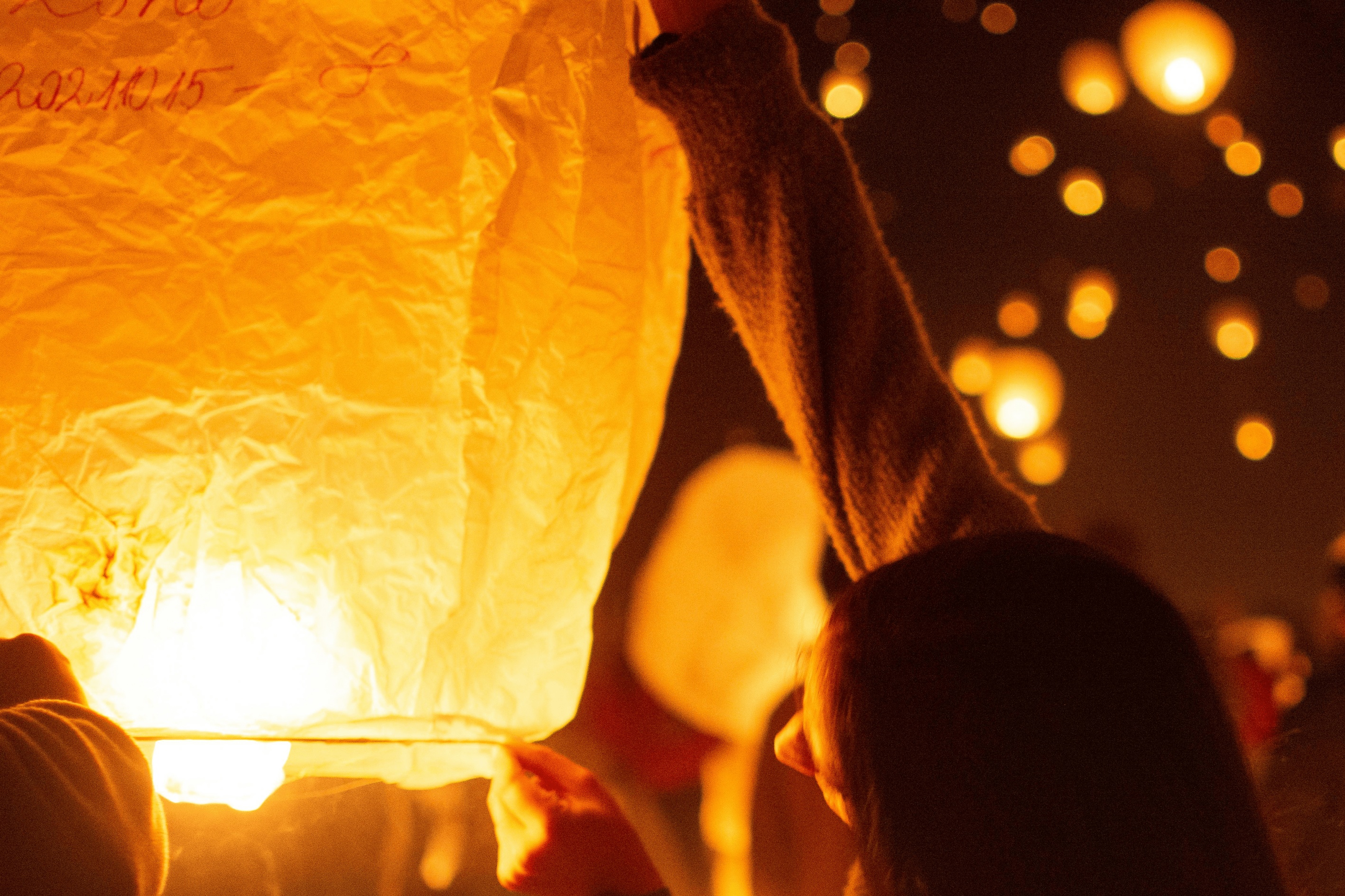 十分一帶將這個習俗發展成獨特的民間活動，人們會在天燈上寫下願望，點亮後放飛天空，象徵把煩惱留在地面，把希望和祝福帶向天際。