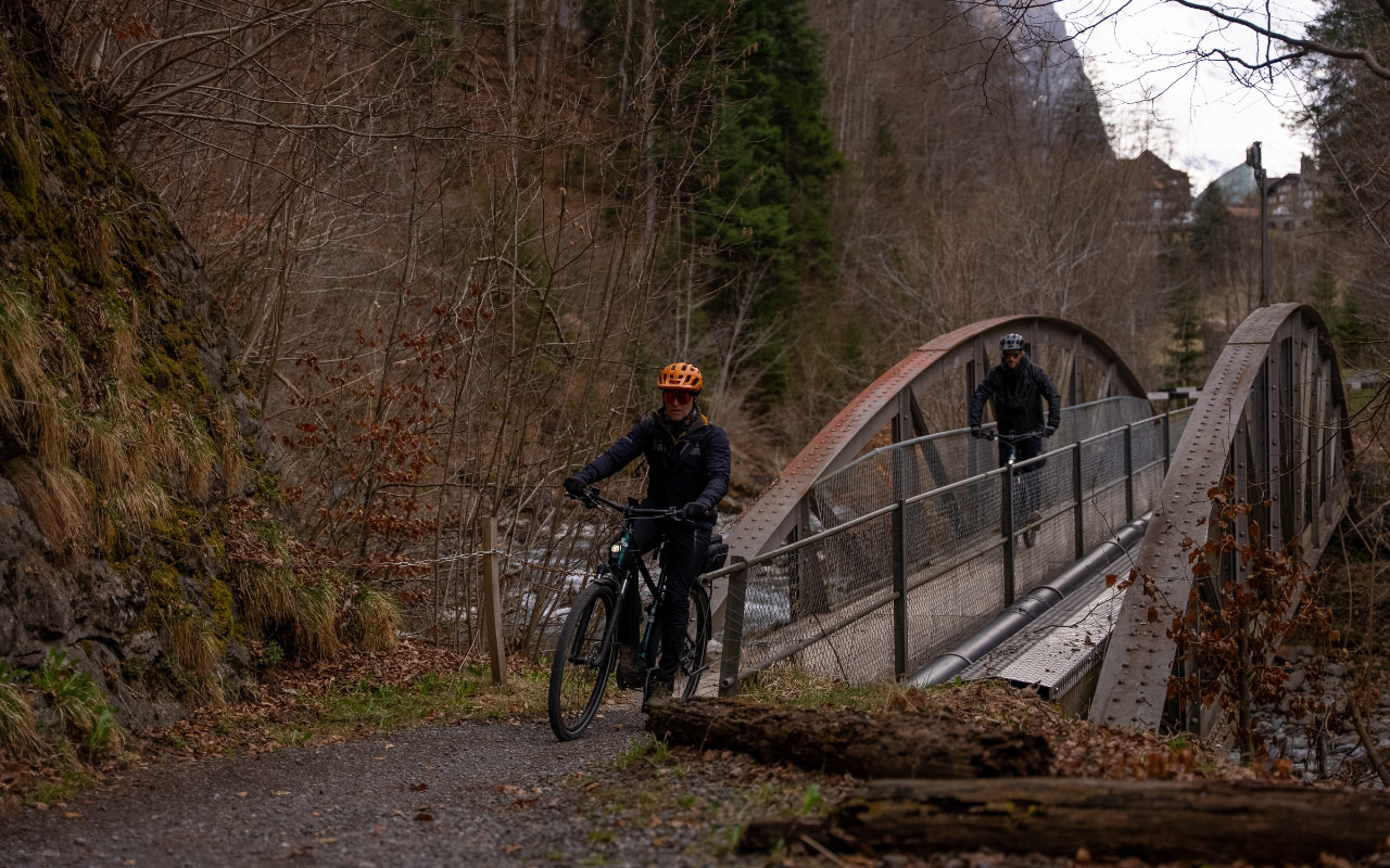 騎行穿越迷人的橋樑，沿著風景優美的路徑深入阿爾卑斯山脈的核心。
