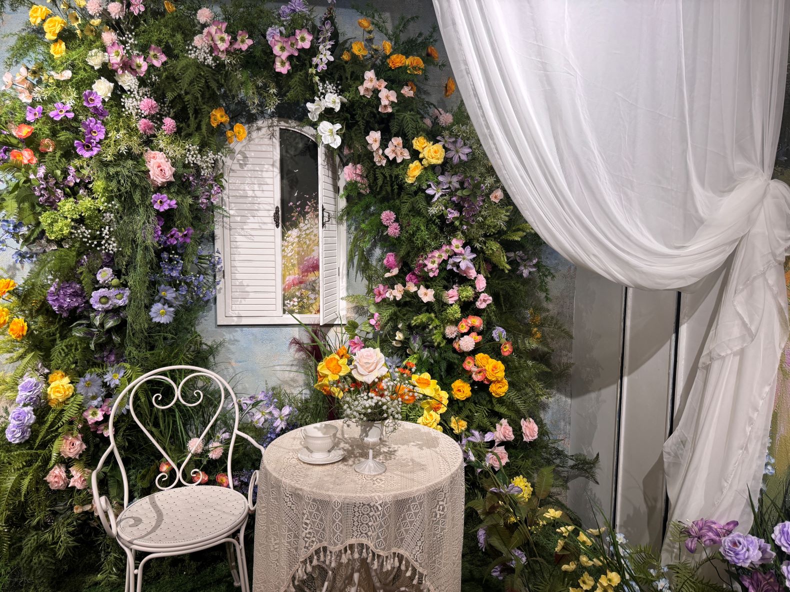 鏡面光影交織出超現實宇宙，藝術感與科技感雙在線