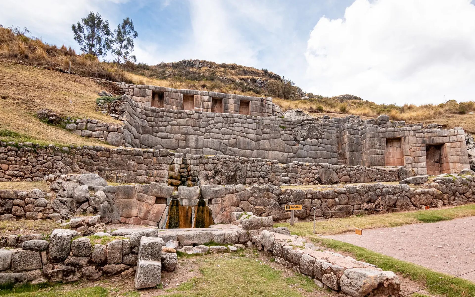 探索坦博馬查伊 (Tambomachay)——這座印加遺址以其令人驚嘆的水利工程和精湛石雕工藝而聞名。 探索坦博馬查伊 (Tambomachay)——這座印加遺址以其令人驚嘆的水利工程和精湛石雕工藝而聞名。