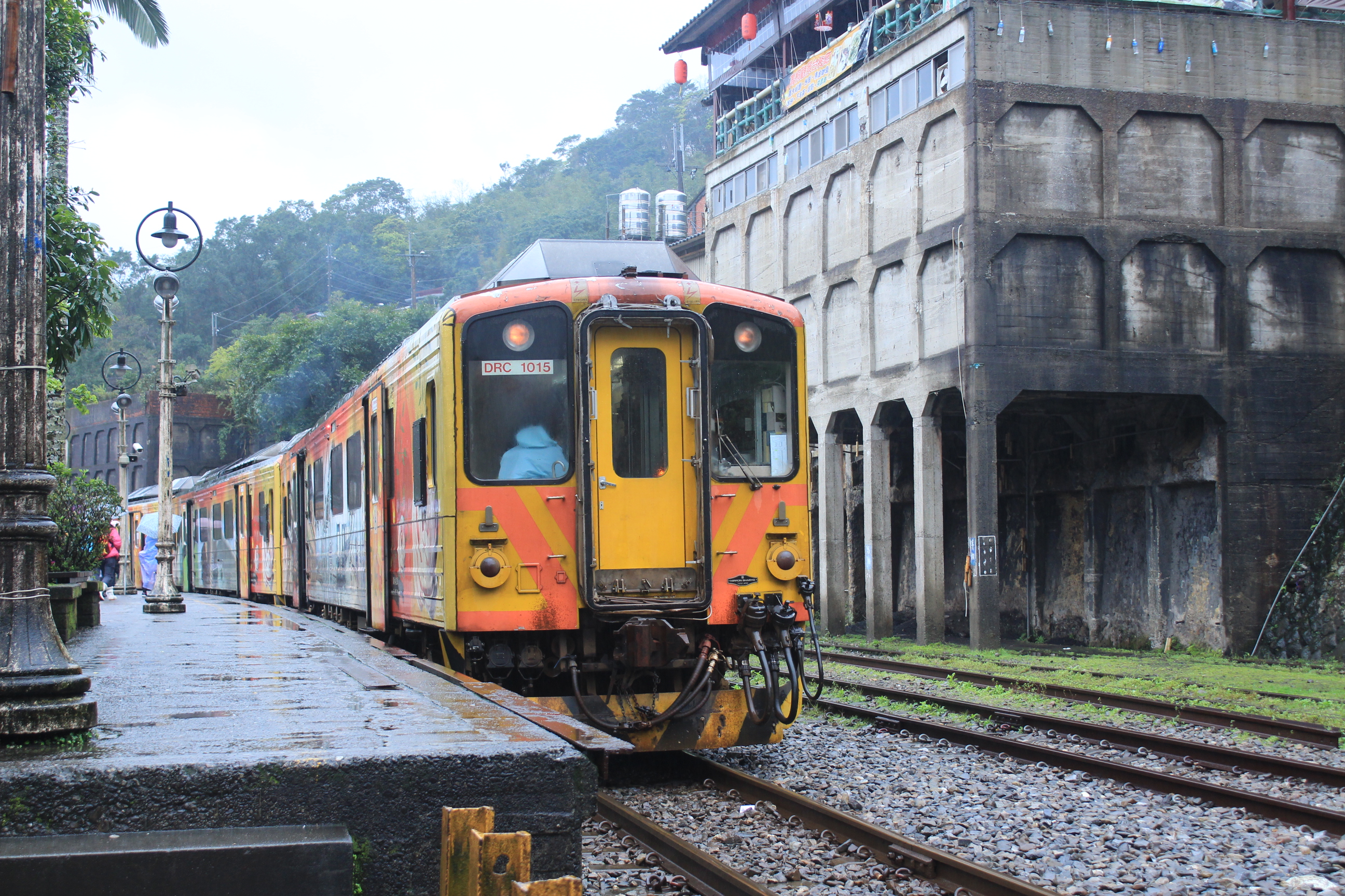 漫步在火車穿梭日常的十分老街，感受山嵐繚繞的景色與在地攤商的溫暖人情味。