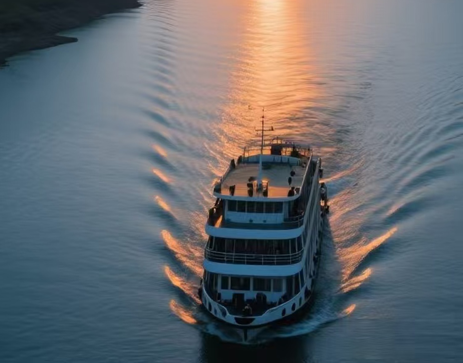 聚焦自然生態,可見蔥鬱熱帶雨林沿江岸鋪展,傣家竹樓錯落分佈,版納大橋橫跨江面,江心島綠意盎然,偶有飛鳥掠過水麵,構成原生態畫卷 聚焦自然生態,可見蔥鬱熱帶雨林沿江岸鋪展,傣家竹樓錯落分佈,版納大橋橫跨江面,江心島綠意盎然,偶有飛鳥掠過水麵,構成原生態畫卷