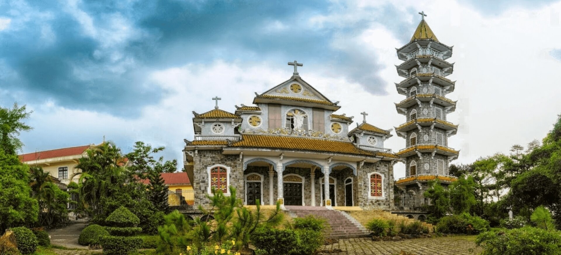HUE CITY SIGHTSEEING AND FOOD TOUR BY MOTORBIKE