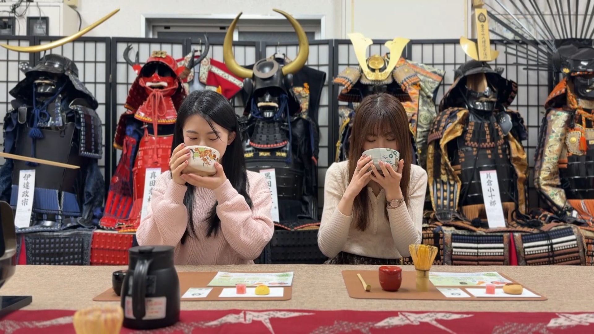 品嚐親手製作的抹茶,搭配日式甜點,享受豐富的味覺饗宴。 品嚐親手製作的抹茶,搭配日式甜點,享受豐富的味覺饗宴。