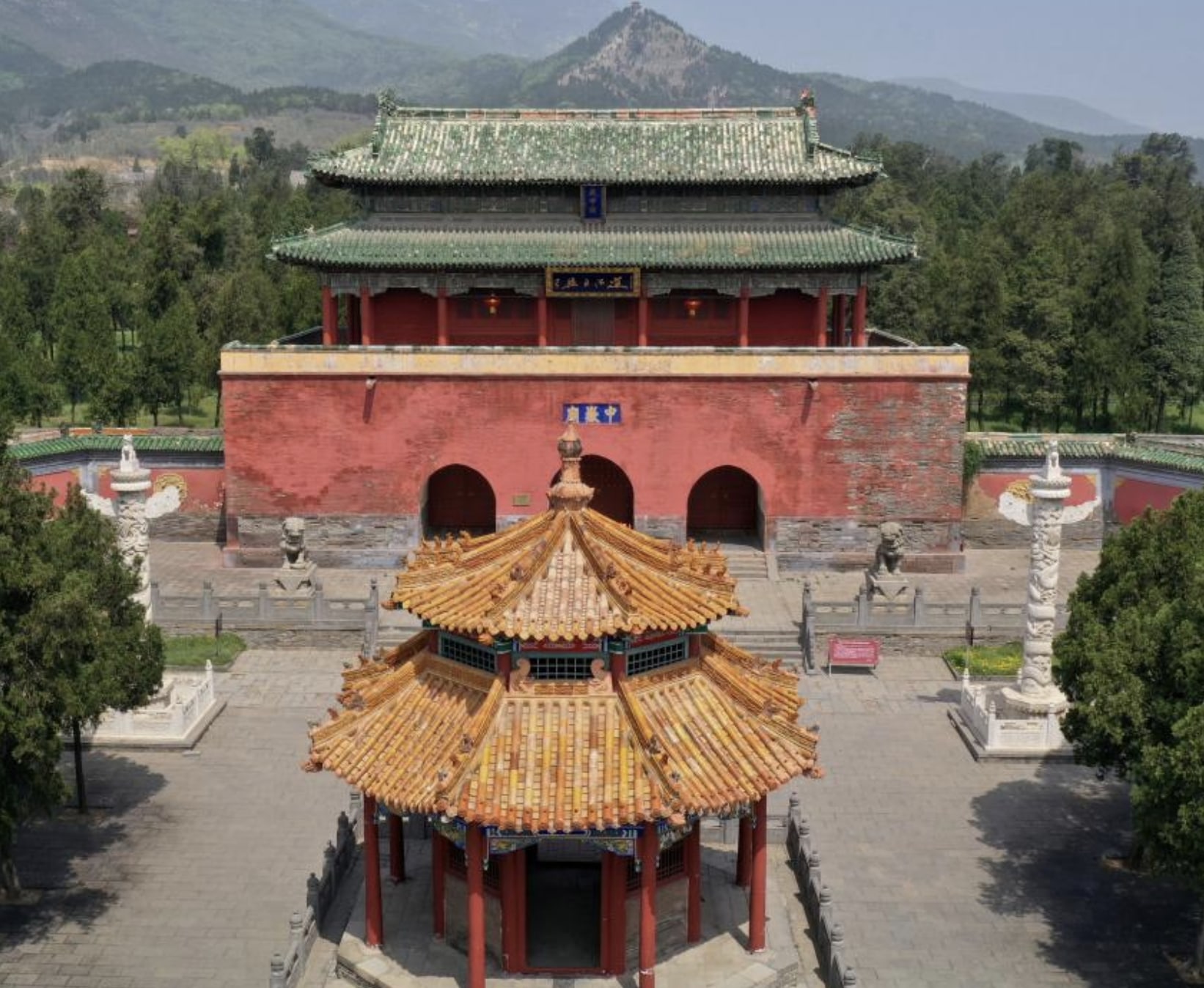 Follow your tour guide to stroll around the Shanmen Hall, Hall of Heavenly Kings, Thousand-Buddha Hall and other courtyards. Gain deep insight into the history about the temple.