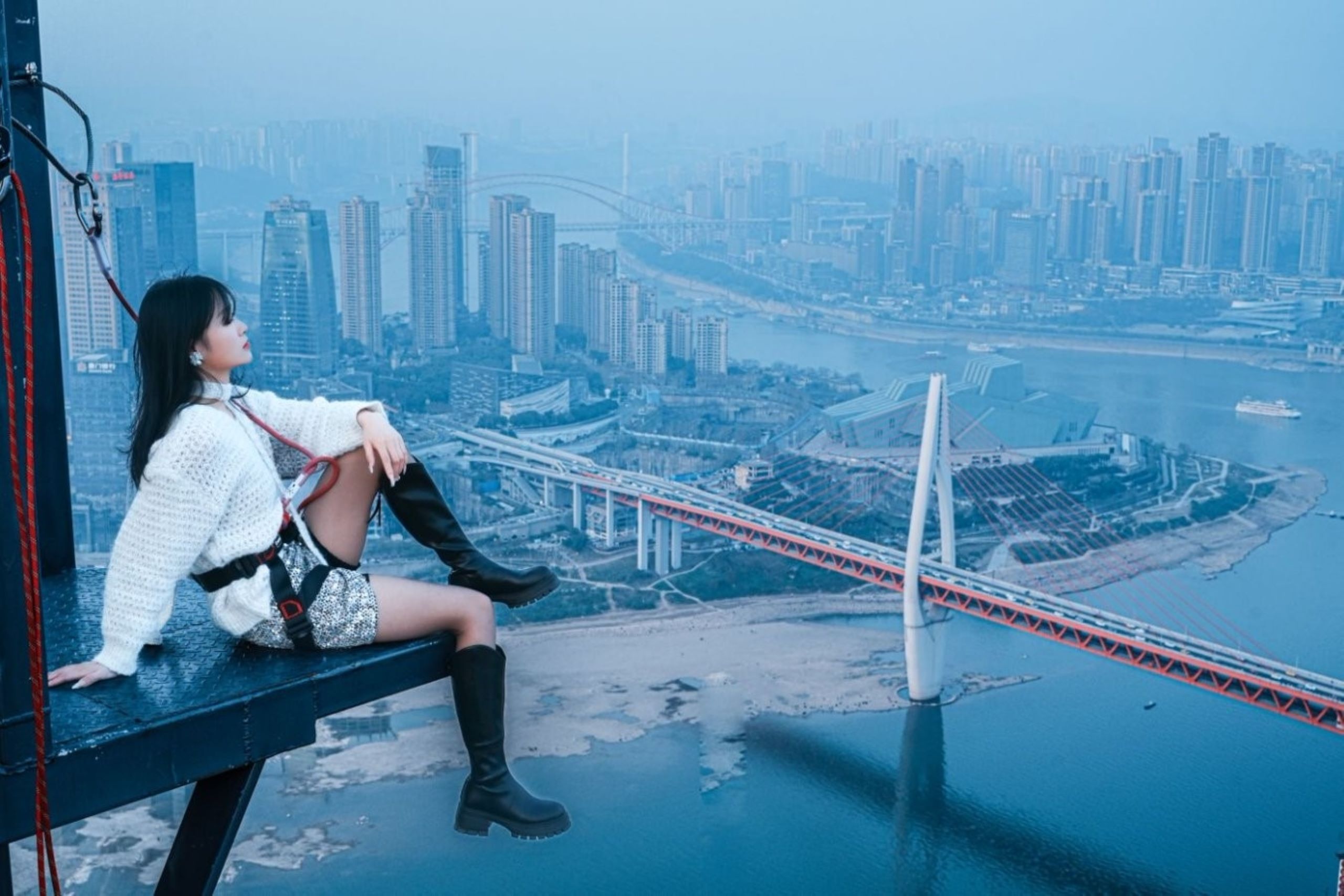 隨手就能拍出 “懸浮於城市之上” 的酷感大片,景區還免費提供眼鏡、光劍等道具,助力定格個性瞬間 隨手就能拍出 “懸浮於城市之上” 的酷感大片,景區還免費提供眼鏡、光劍等道具,助力定格個性瞬間