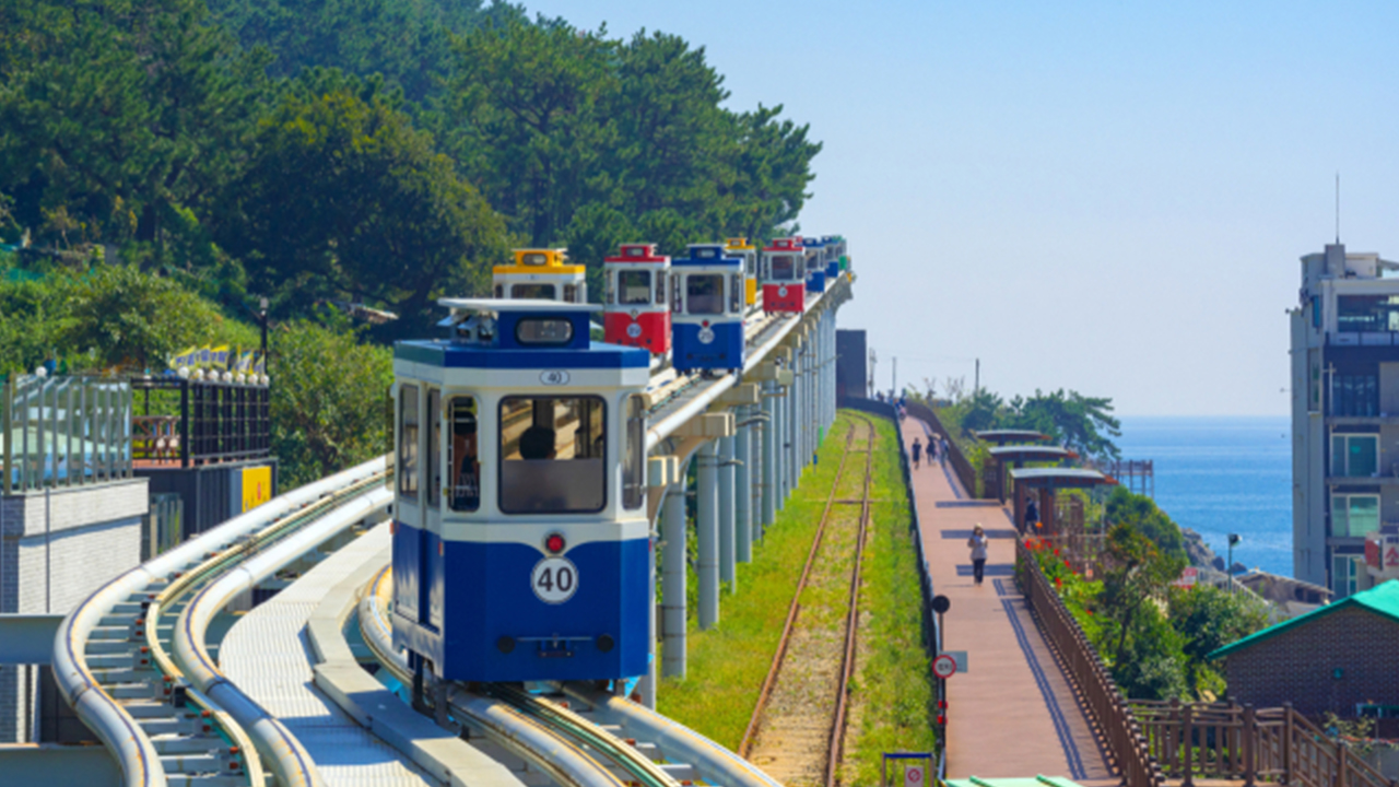 搭乘天空膠囊列車，沿著釜山美麗的海岸線，盡享緩慢而風景優美的旅程。