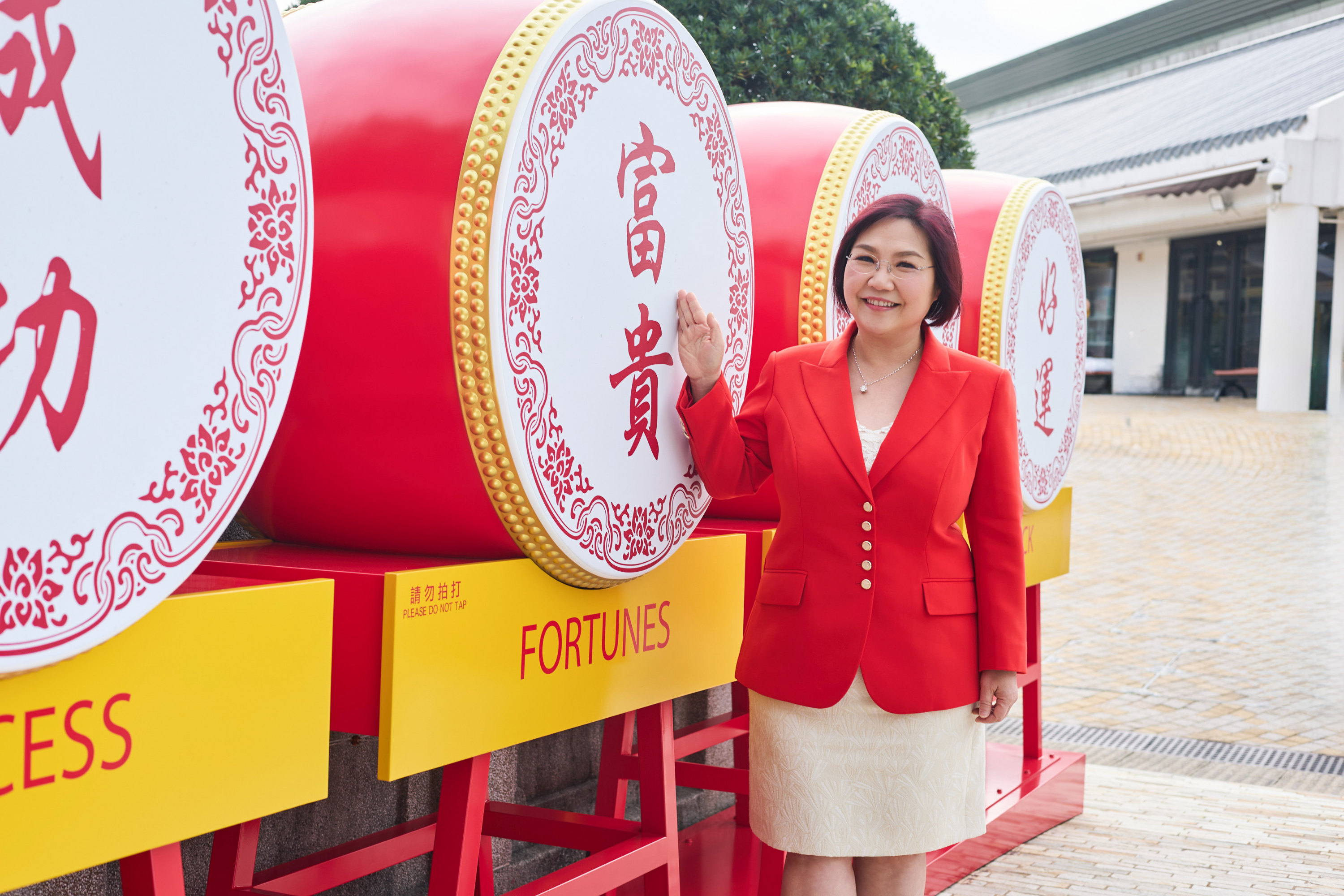 麥玲玲師傅吉日登昂坪，大派開運小掛飾送祝福