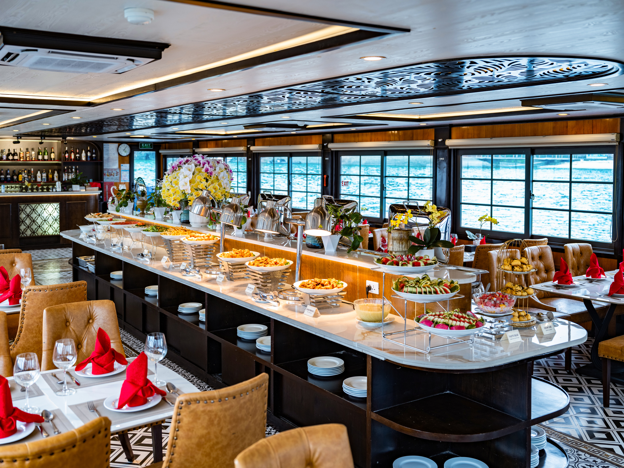 您將享用豐盛美味的自助餐,包含傳統越南美食、新鮮海鮮料理,以及融合亞洲與歐洲風味的佳餚。另備有素食選項。 您將享用豐盛美味的自助餐,包含傳統越南美食、新鮮海鮮料理,以及融合亞洲與歐洲風味的佳餚。另備有素食選項。