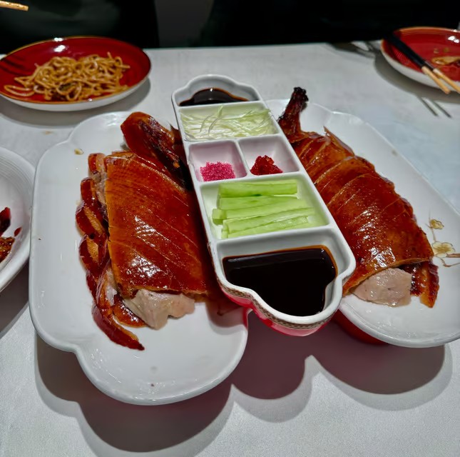 之後可根據興趣選擇東西六宮進行參觀，每一處宮殿都藏著不為人知的宮廷故事，私人導遊會一路娓娓道來，帶你穿越時空，與古代帝王將相展開對話。
逛累了，前往當地知名的烤鴨店品嚐正宗的北京烤鴨。剛端上桌，那油亮酥脆的鴨皮，泛著誘人的光澤，彷彿在向你招手。片鴨師傅手法嫻熟，將烤鴨切成薄厚均勻的片狀，搭配上薄如蟬翼的麵餅、嫩綠的蔥絲、清脆的黃瓜和香甜的甜麵醬，一口下去，鴨肉的鮮嫩、鴨皮的酥脆與配菜的清爽在口中完美融合，滿滿的幸福感油然而生。