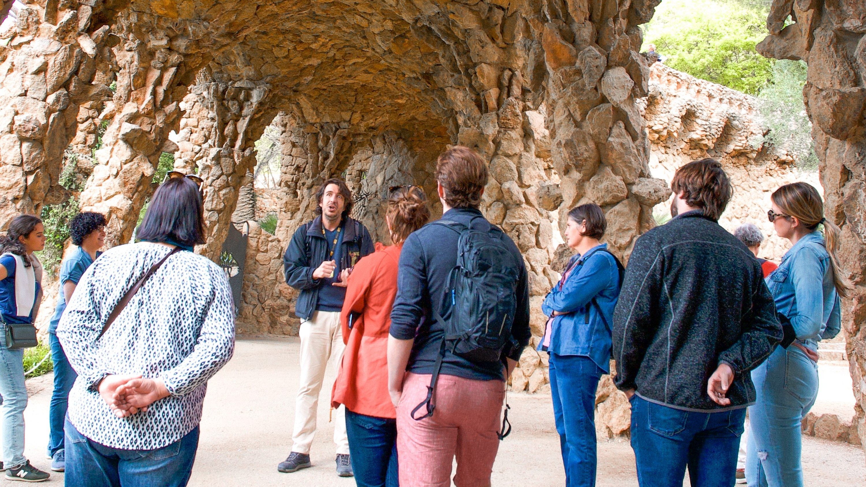 跟著當地導遊深入了解高第的符號與靈感，探索奎爾公園 (Park Güell) 中所有設計絕非偶然的奧秘。